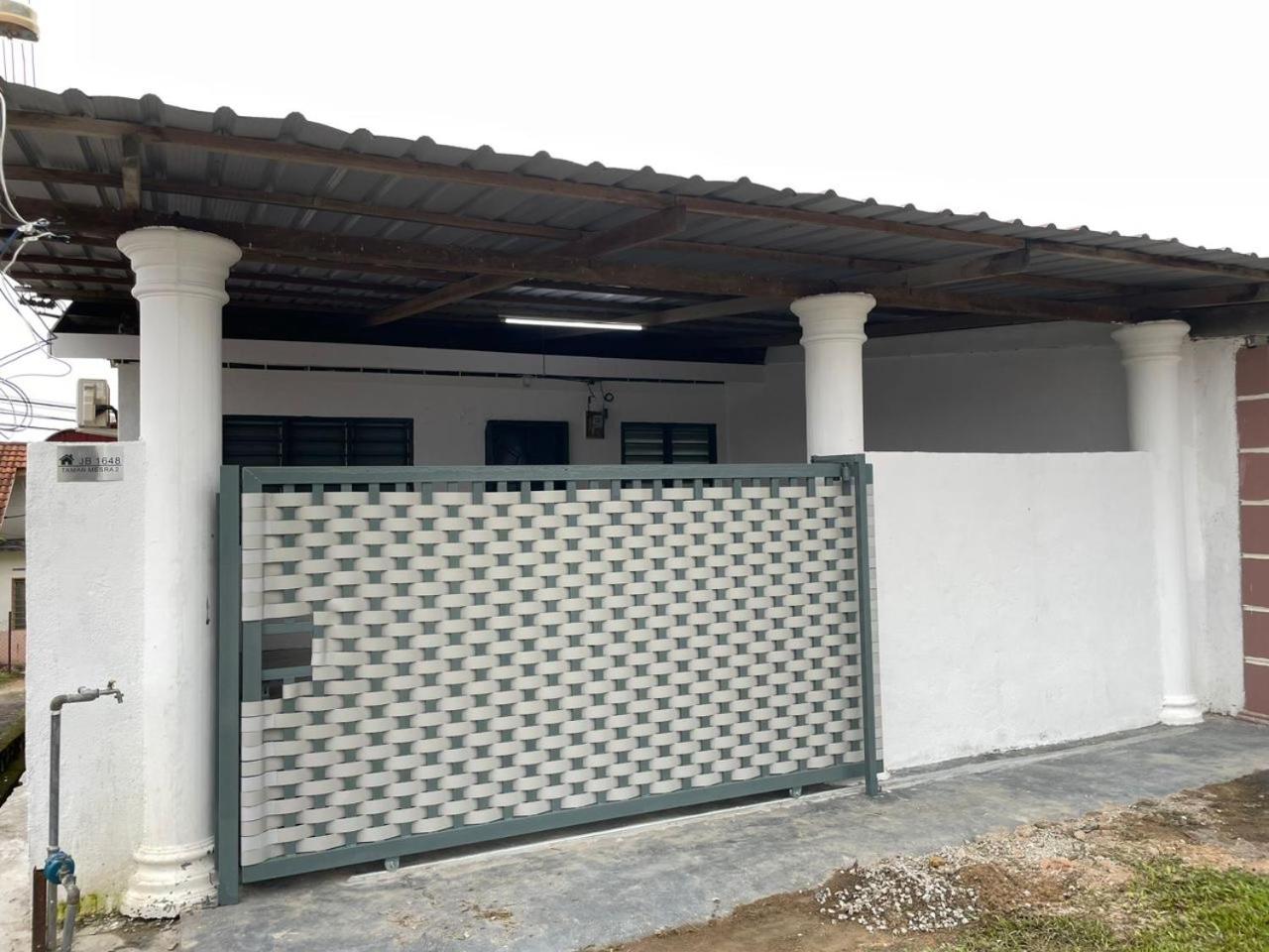 Three-Bedroom House photo 2