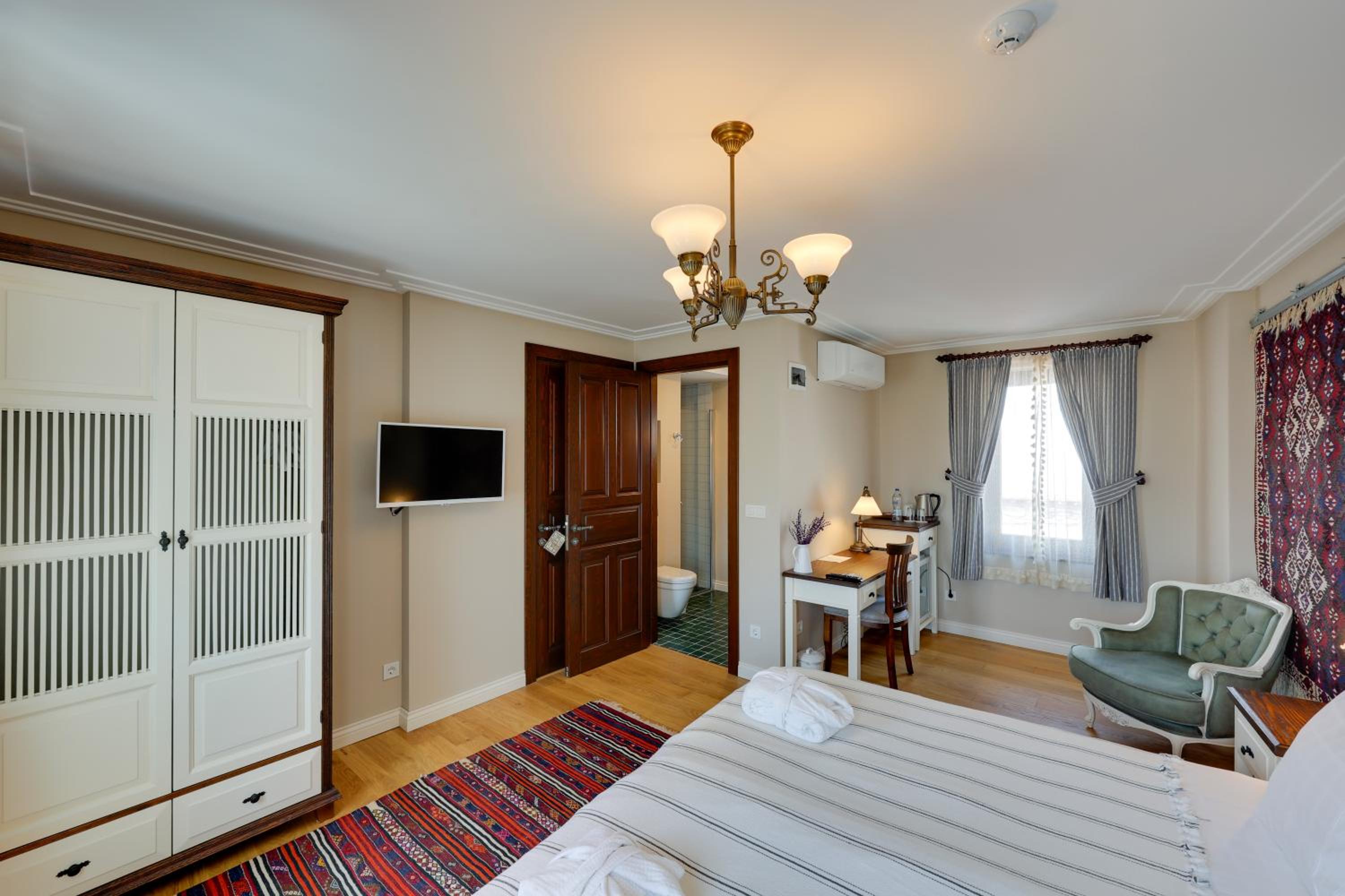 Deluxe Double or Twin Room with City View photo 3