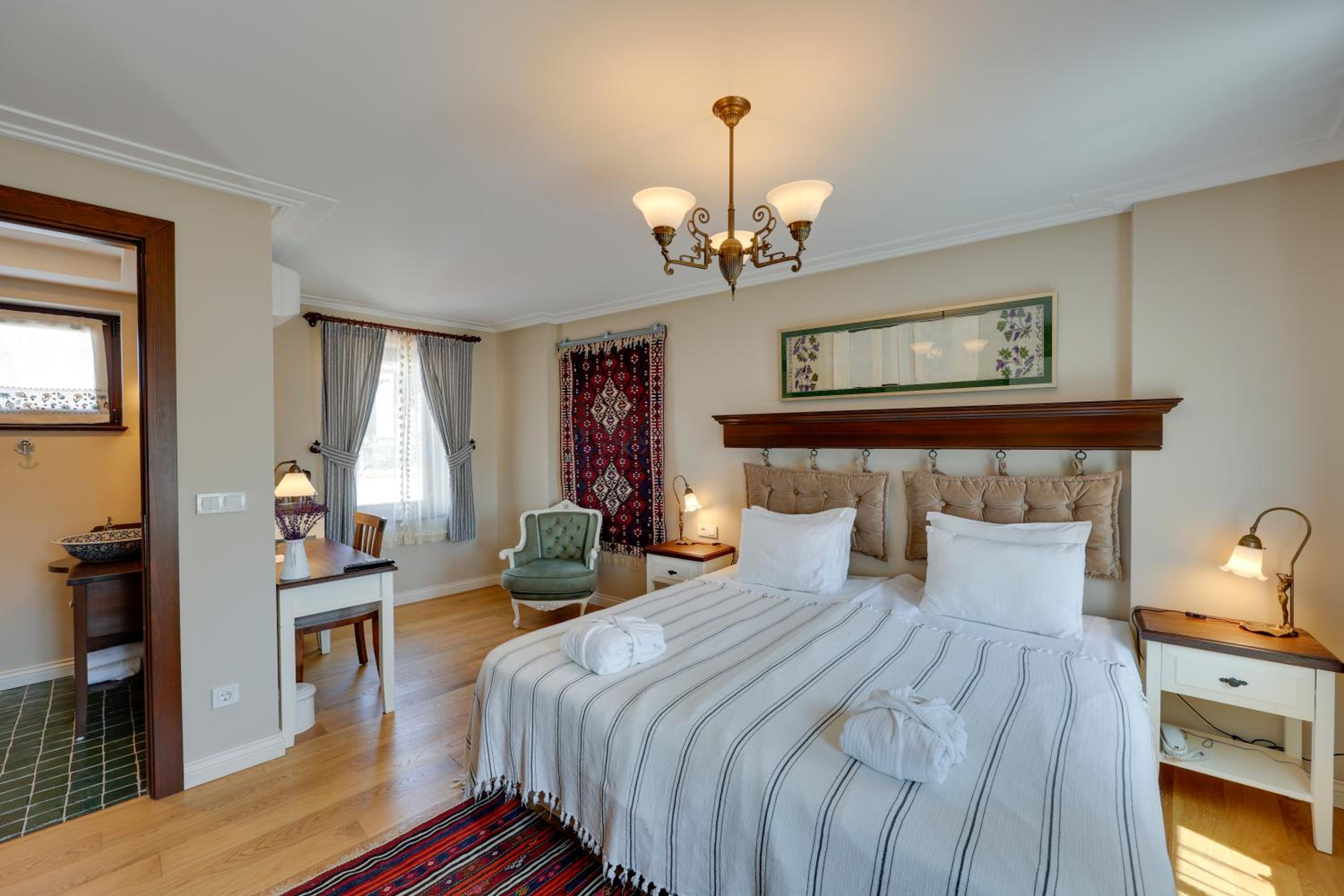 Deluxe Double or Twin Room with City View photo 2