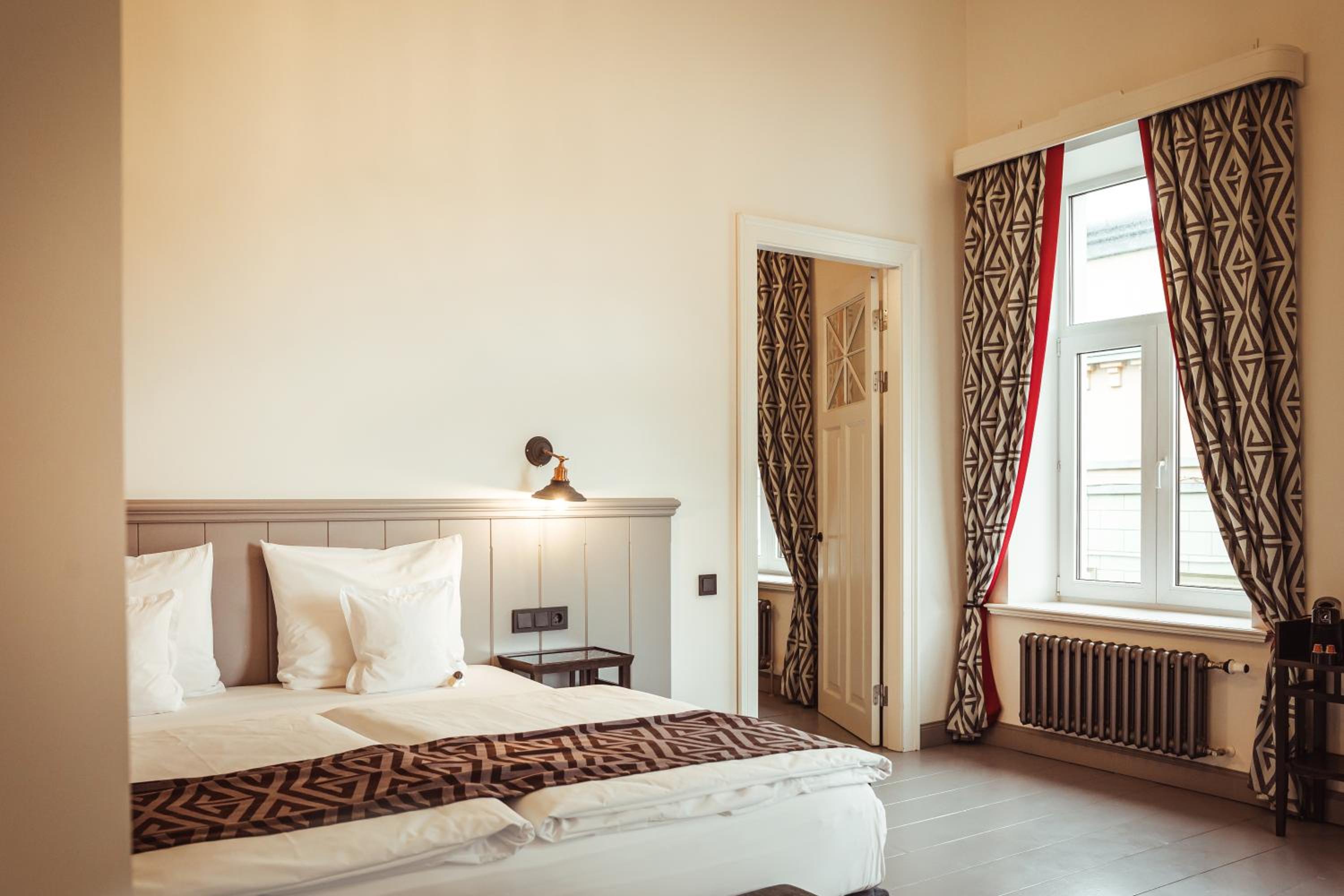 Suite - Photo 1