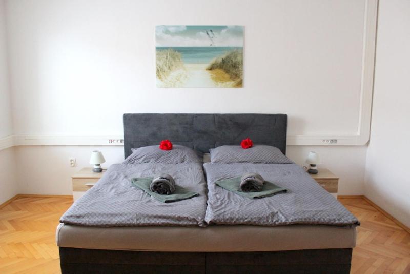 Large Double Room - Photo 1