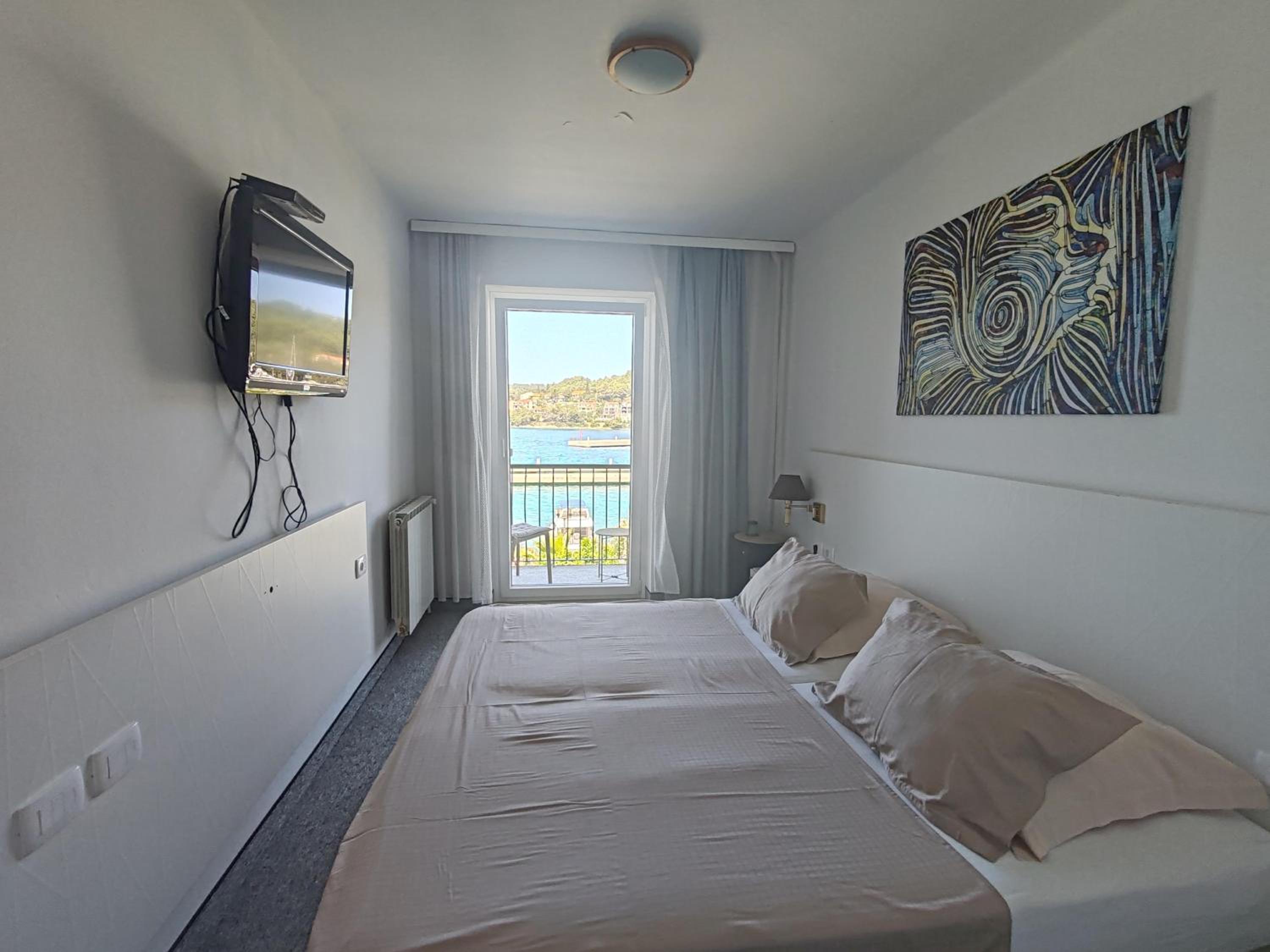 Double Room - Photo 8