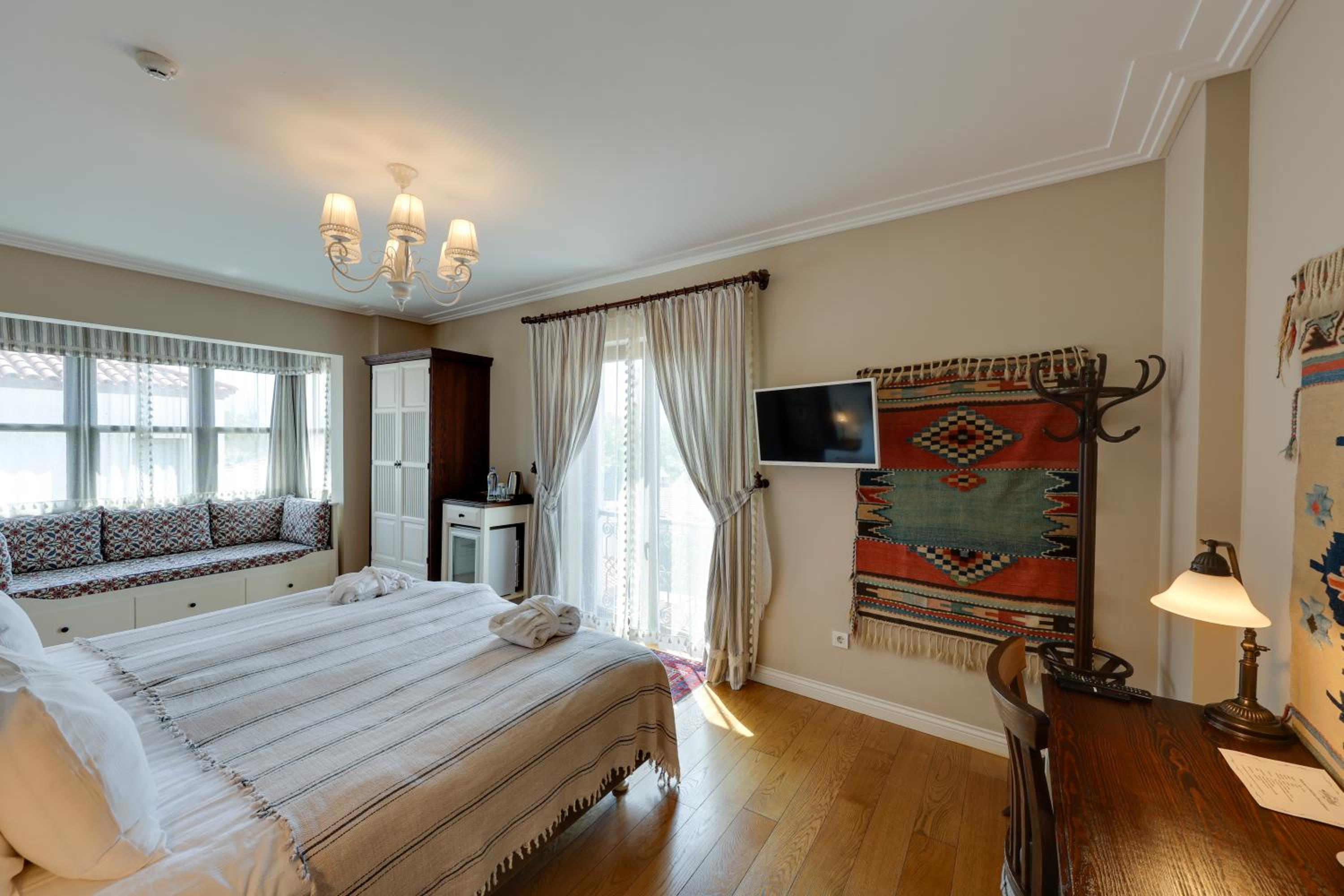 Superior Double or Twin Room with Pool View photo 2