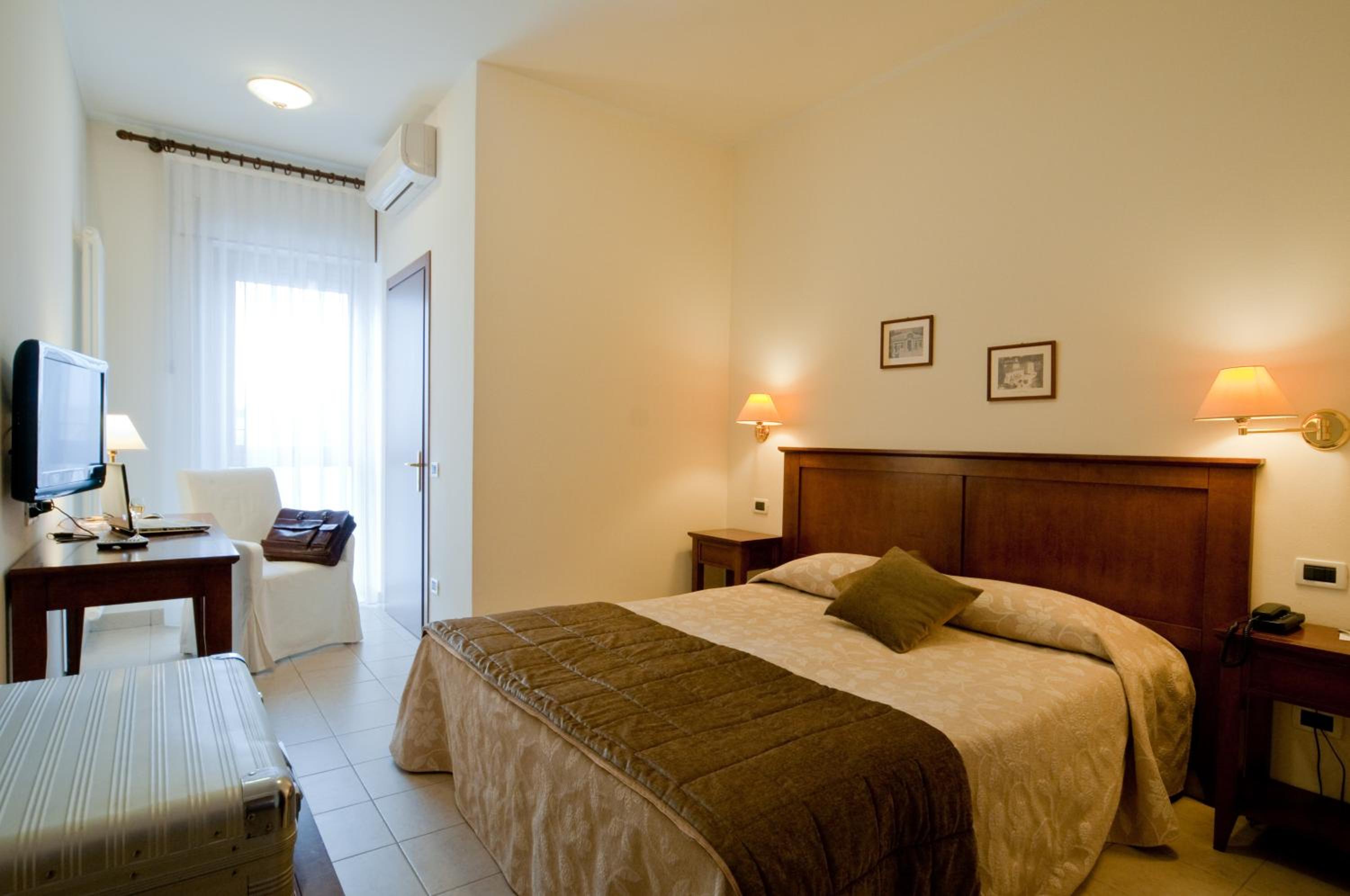 Double or Twin Room - Photo 7