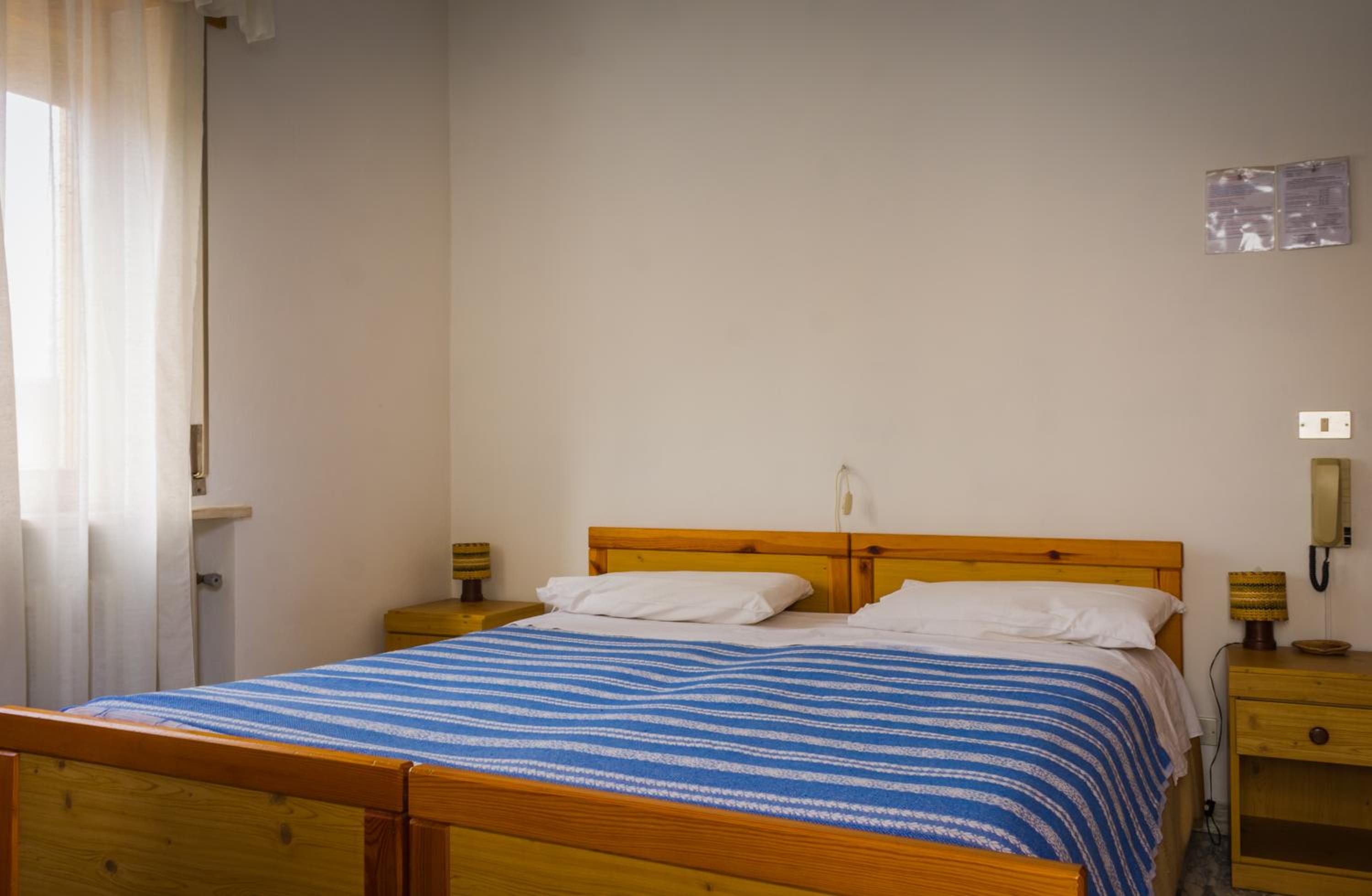Double or Twin Room with Private Bathroom - Photo 15