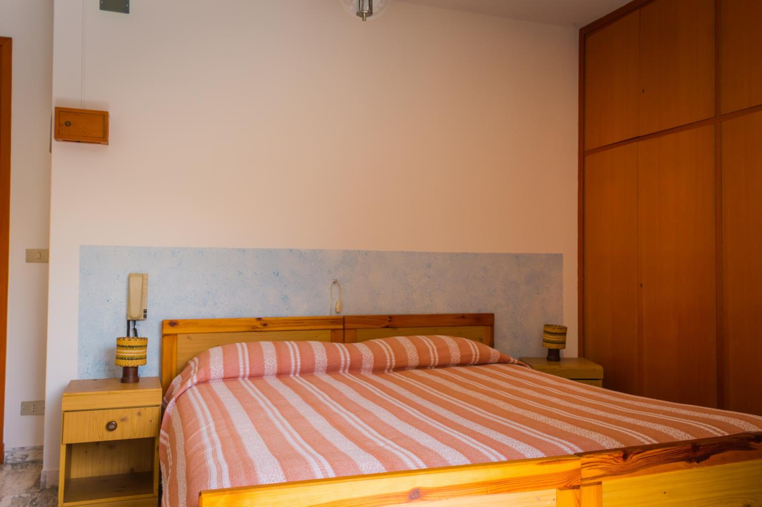 Double or Twin Room with Private Bathroom - Photo 4