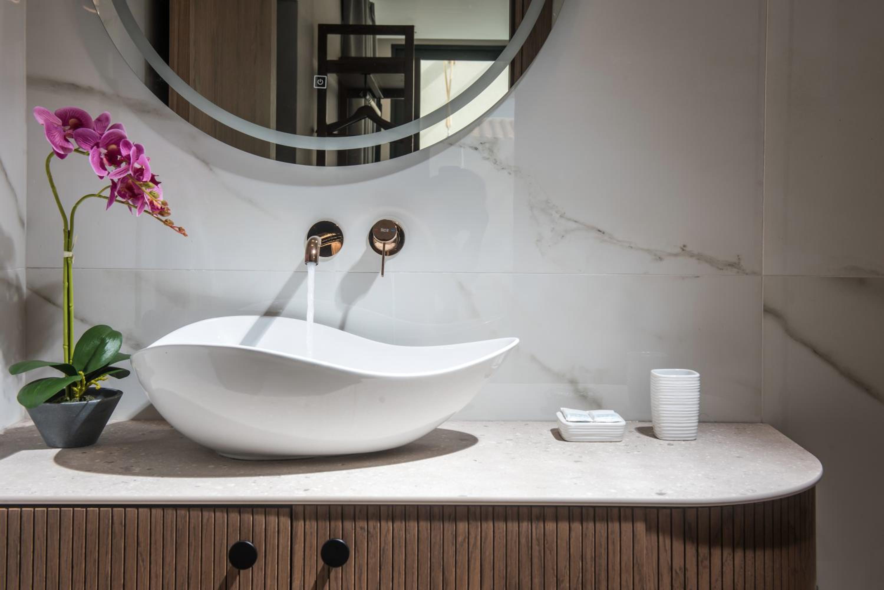Superior Suite with Jacuzzi - Photo 6