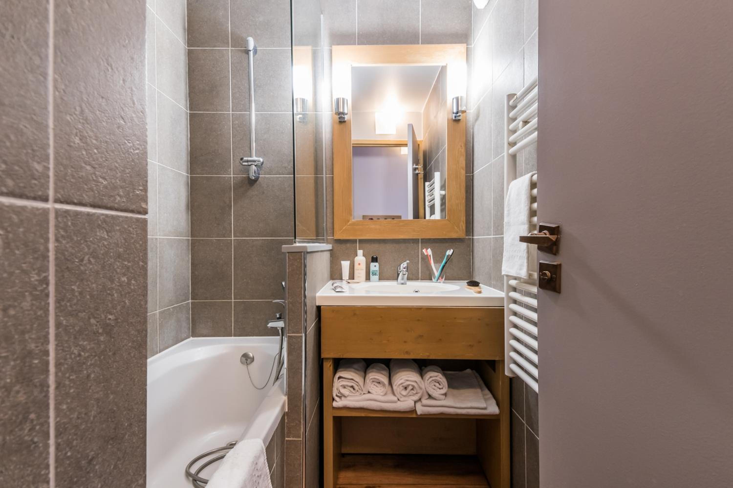 One-Bedroom Apartment with Sleeping Alcove (6 People) - South Side photo 3
