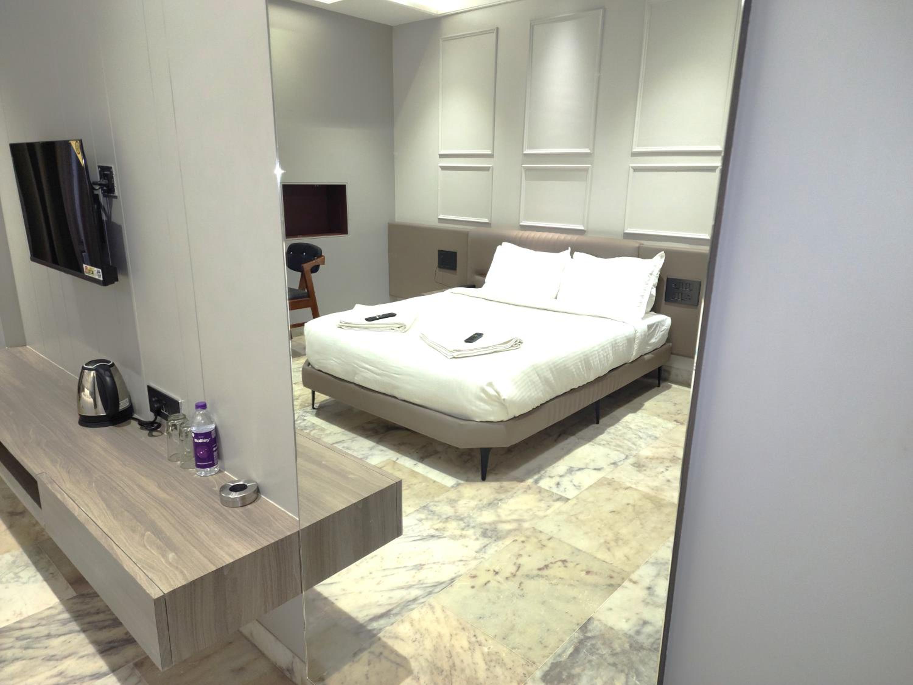 Deluxe King Room photo 2