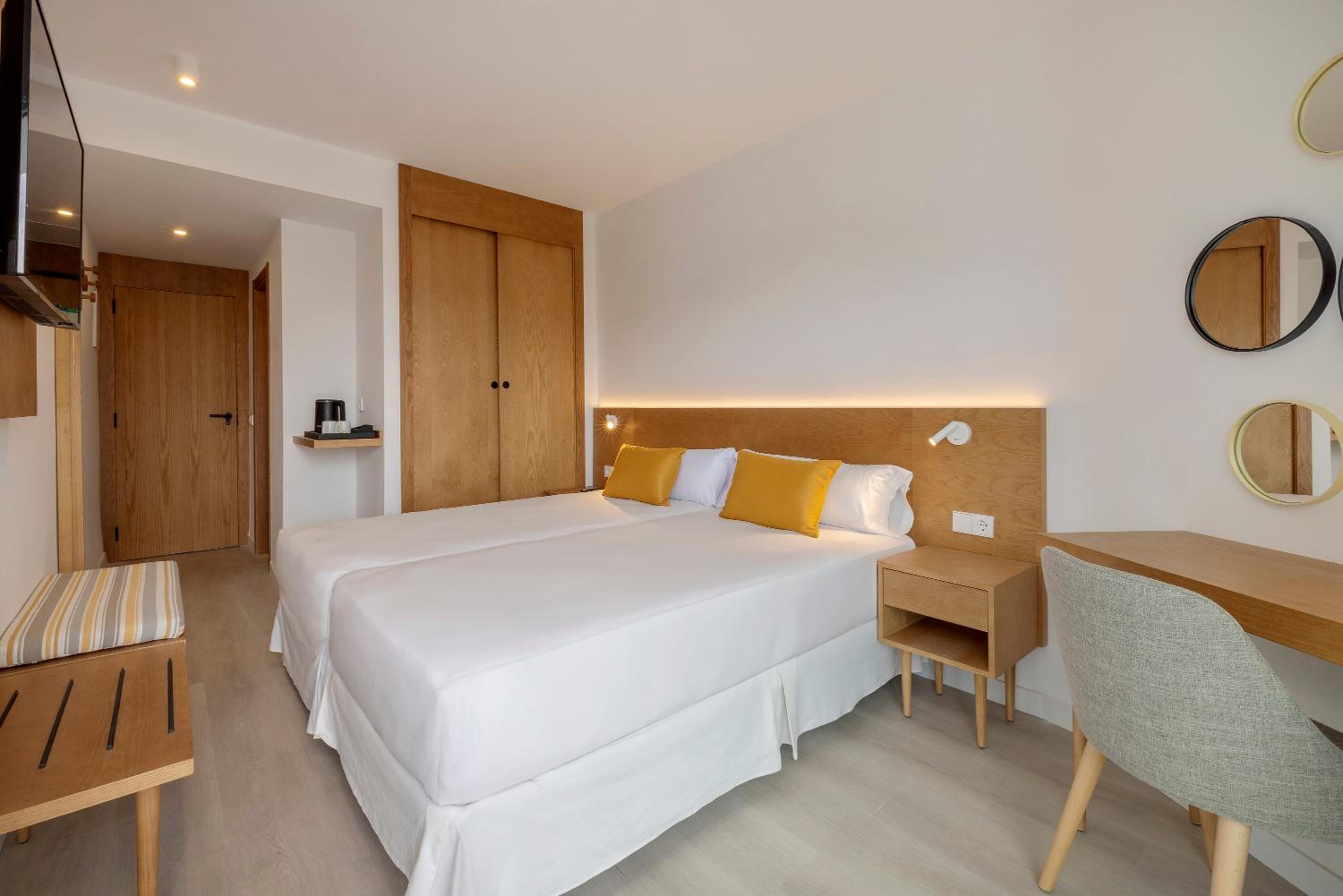 Twin Room with Balcony - Photo 7