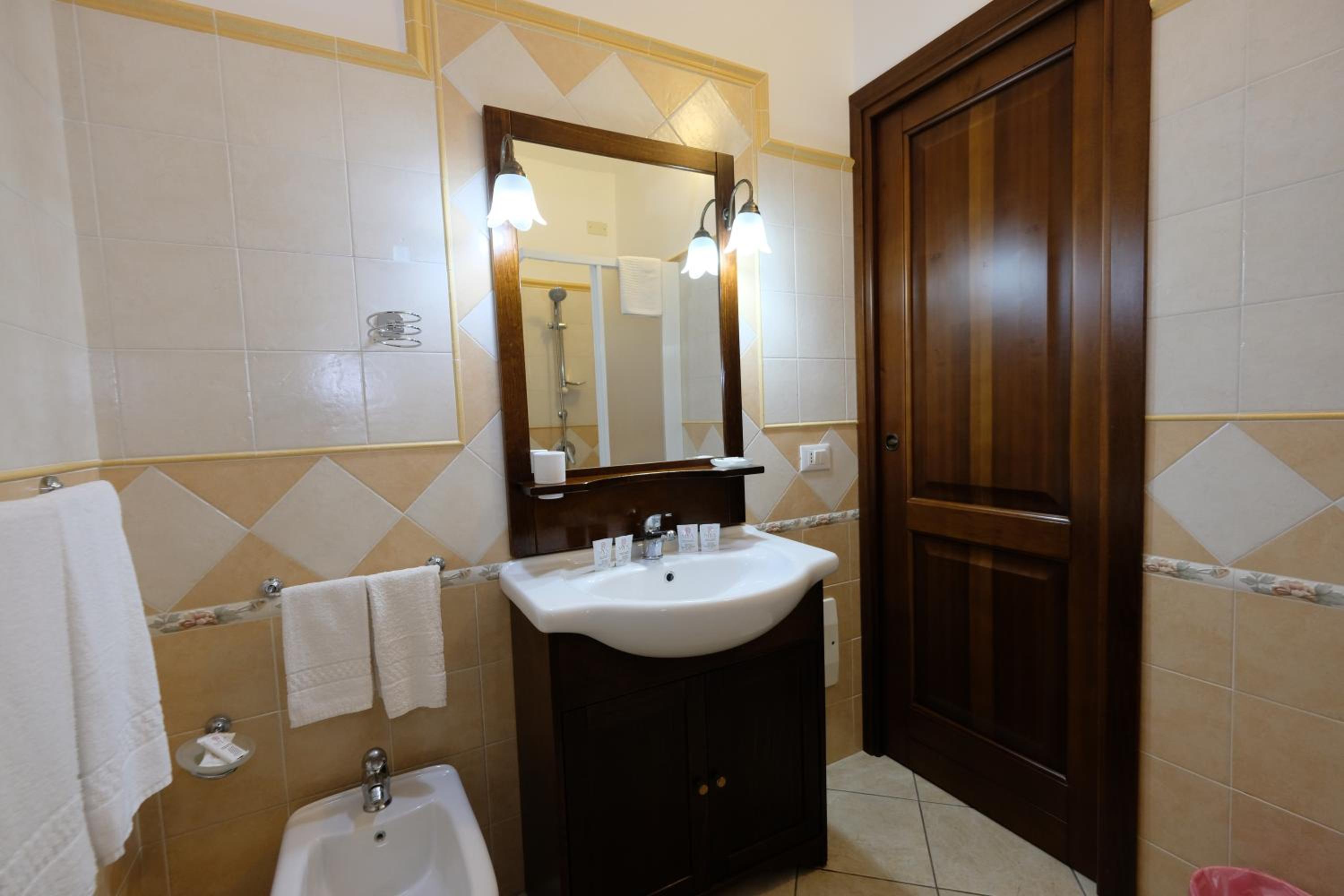 Double Room with Balcony - Photo 8
