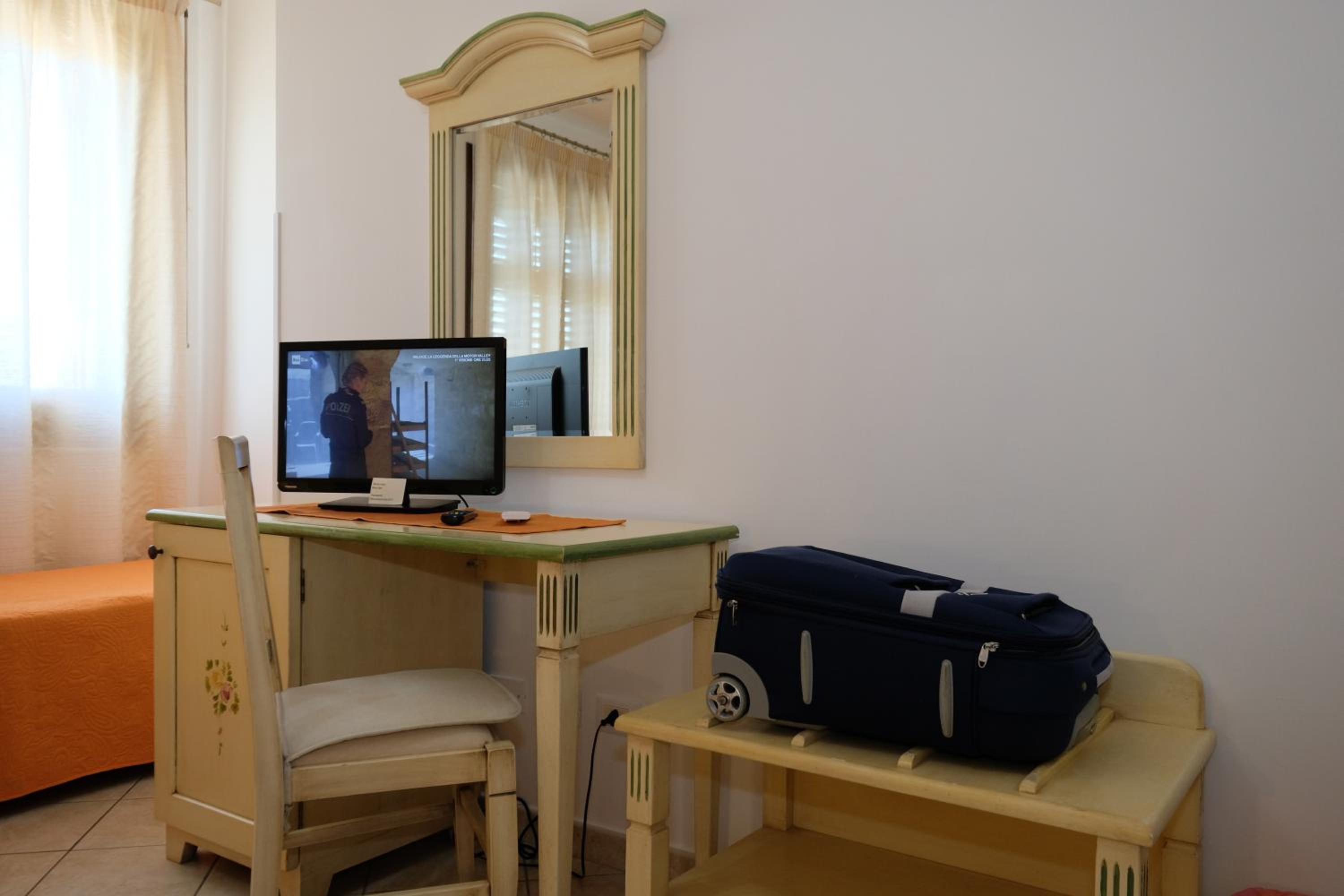 Double Room with Balcony - Photo 9