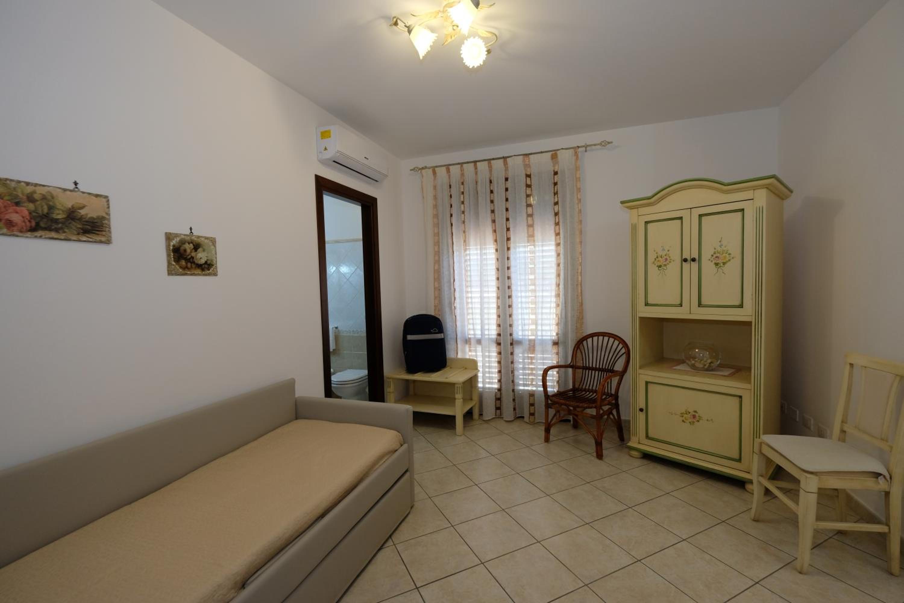 Triple Room with Balcony - Photo 4
