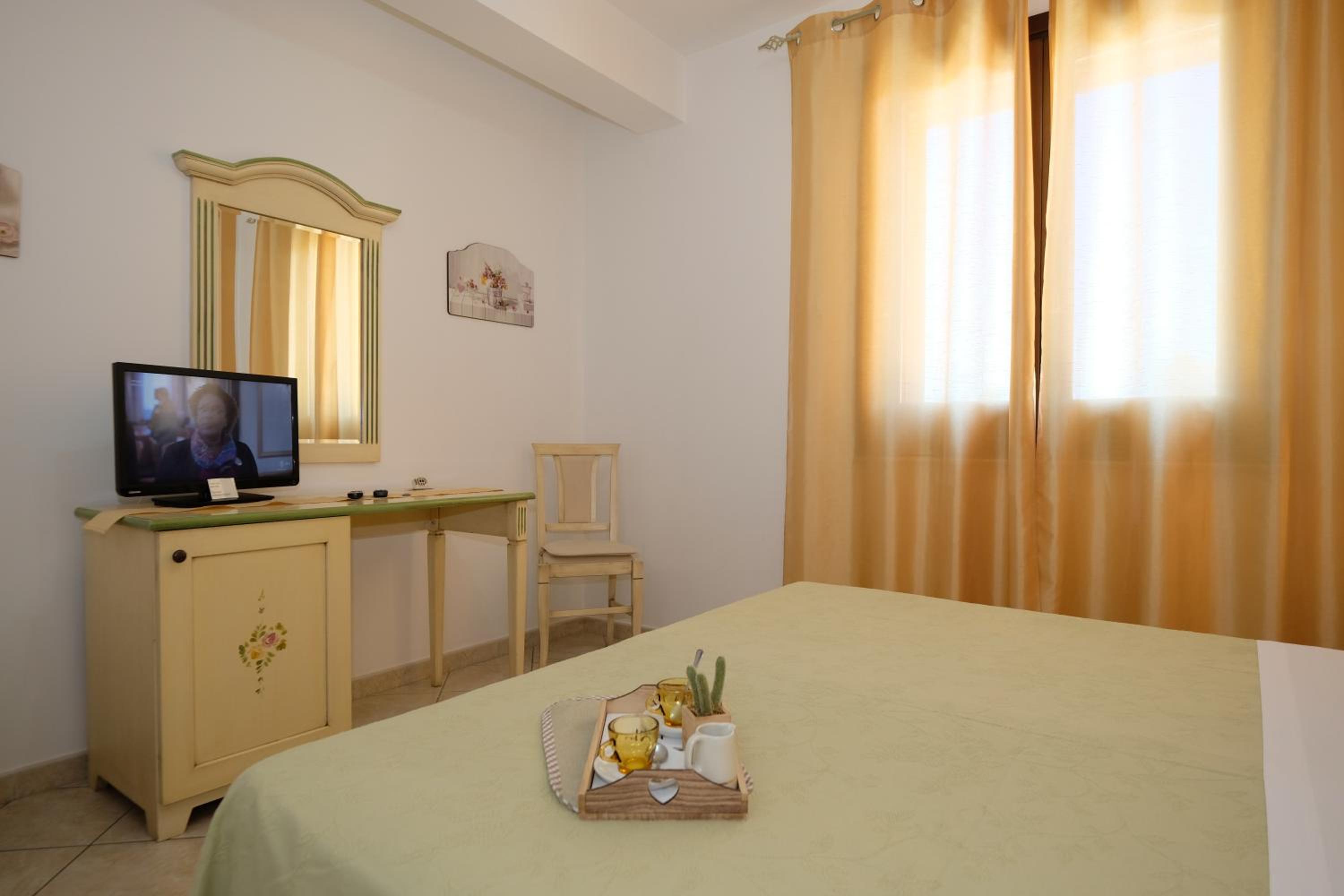 Double Room with Mountain View - Photo 2
