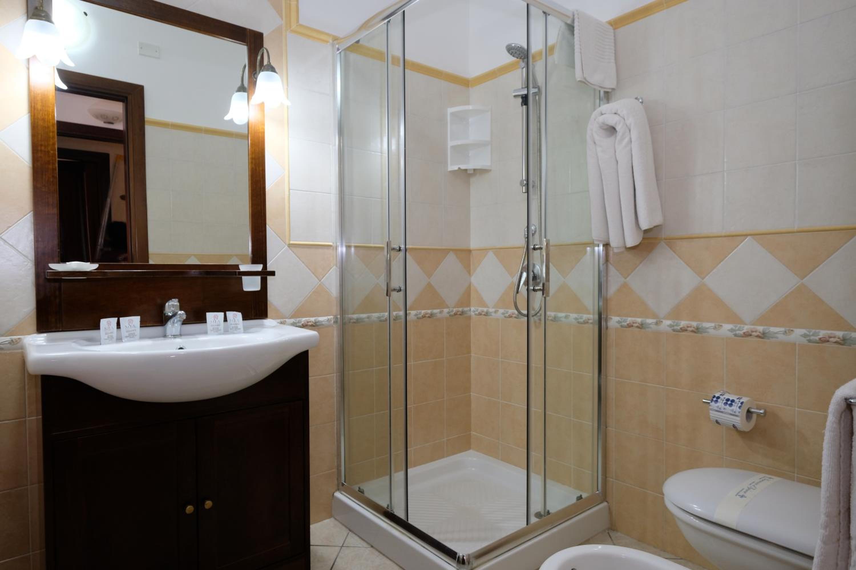 Double Room with Mountain View - Photo 8