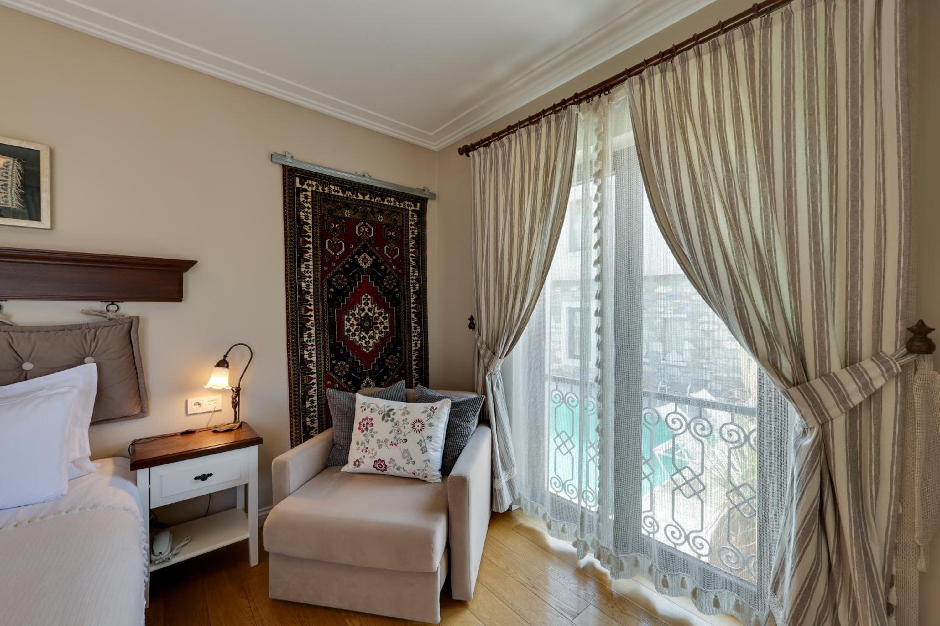 Deluxe Double or Twin Room with Pool View photo 3