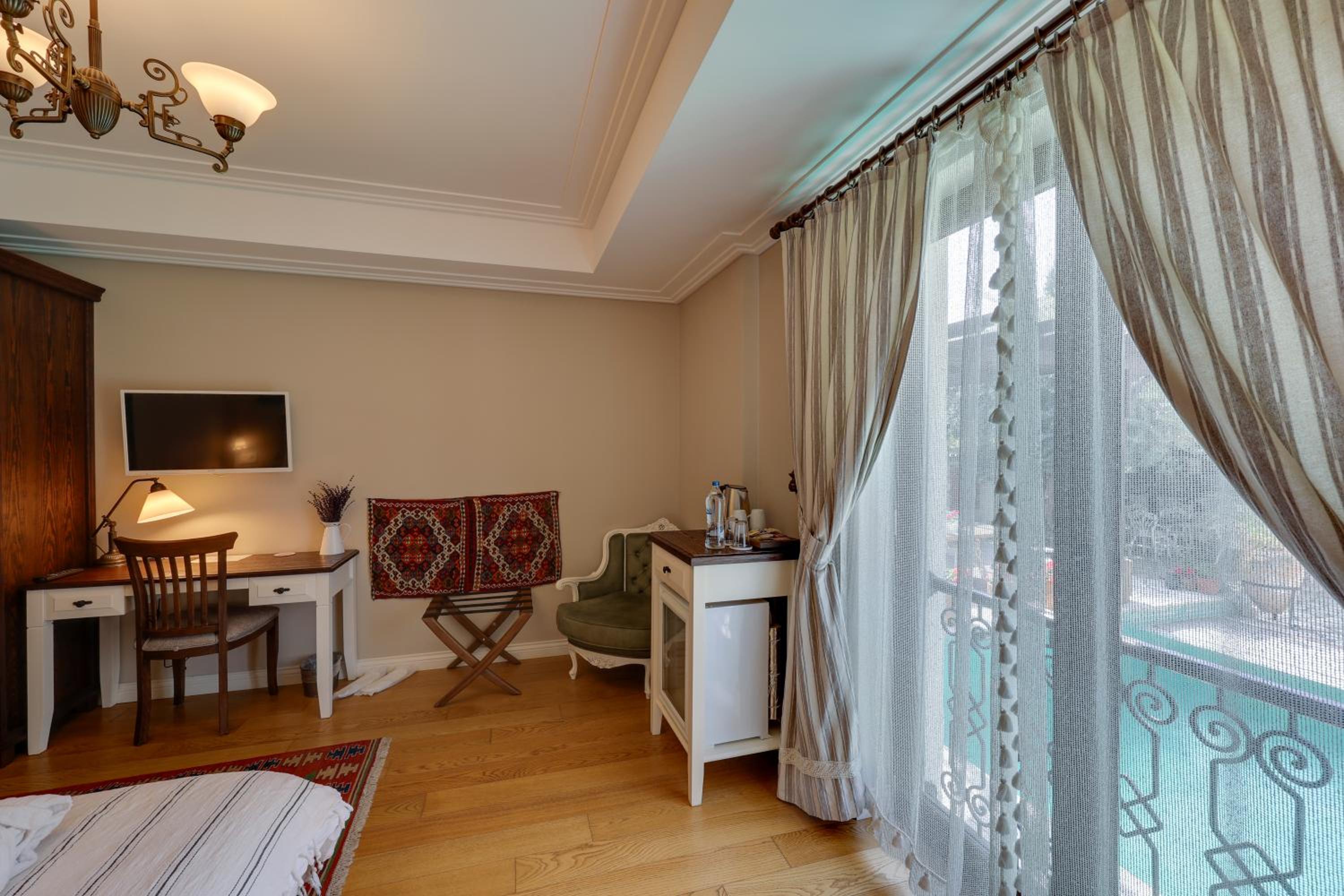 Deluxe Double or Twin Room with Pool View photo 2