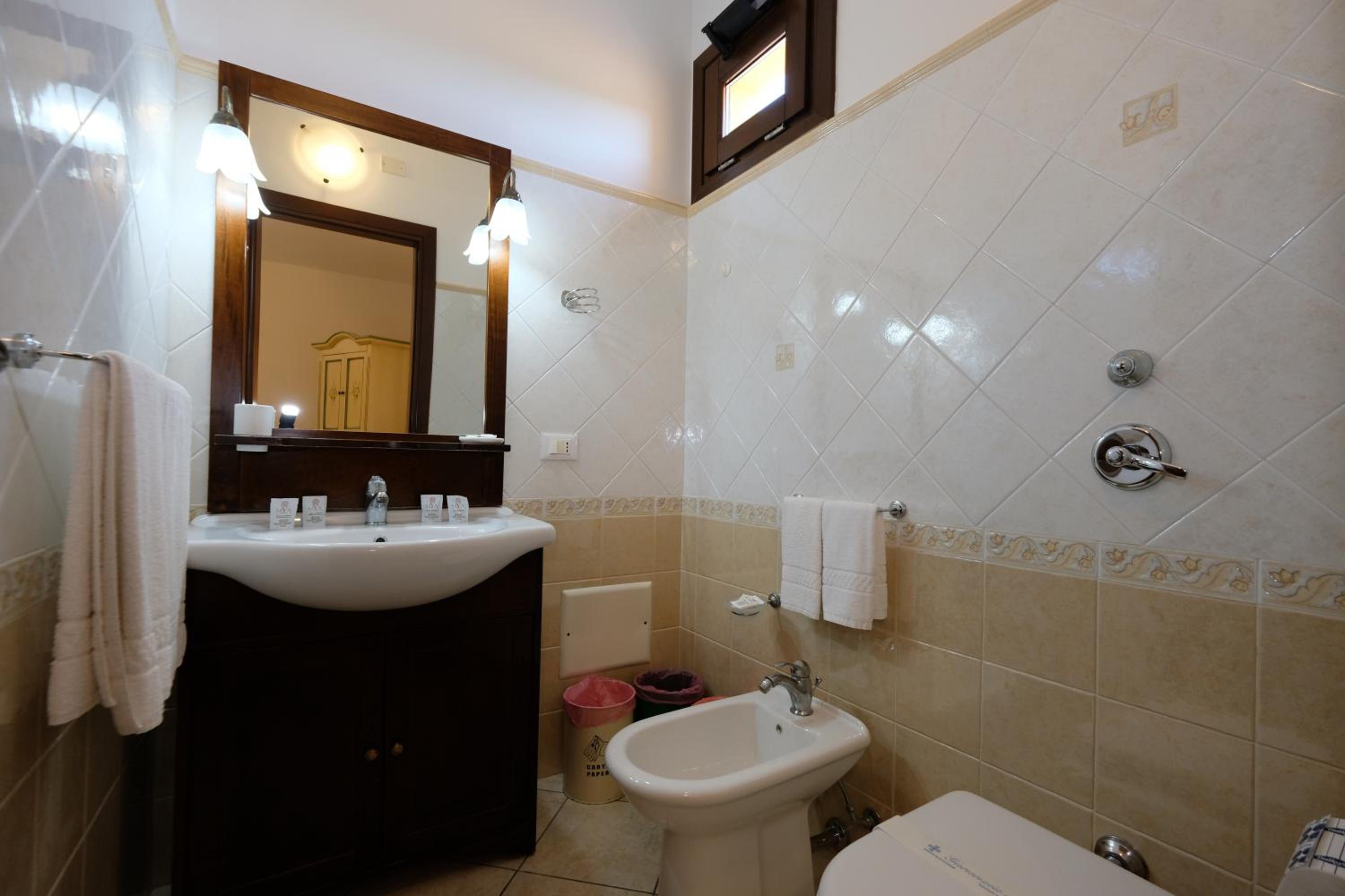 Triple Room with Balcony - Photo 5