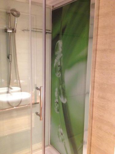 Basic Single Room with Shared Bathroom photo 3