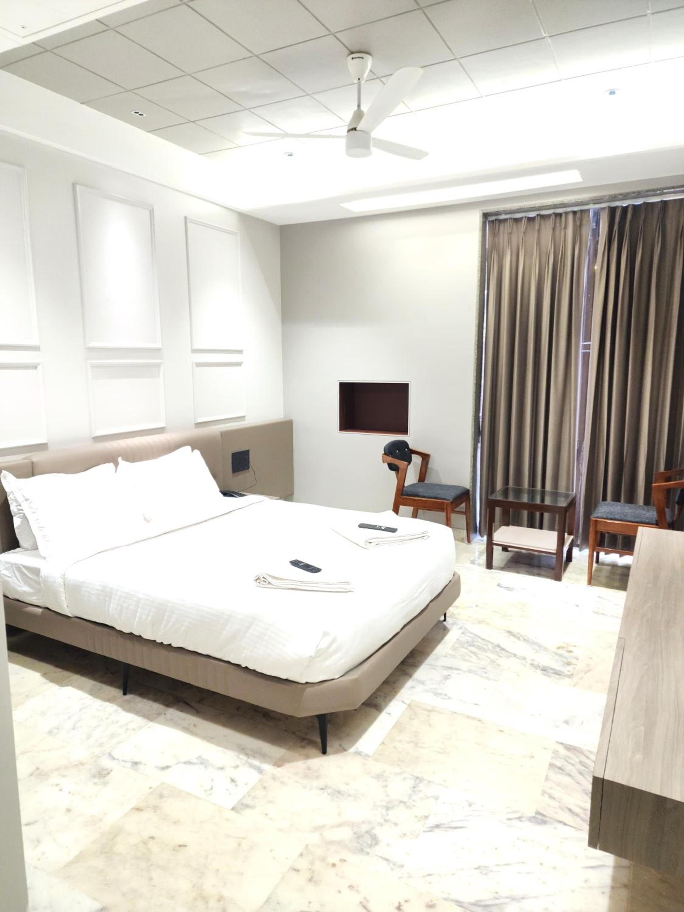 Deluxe King Room photo 1