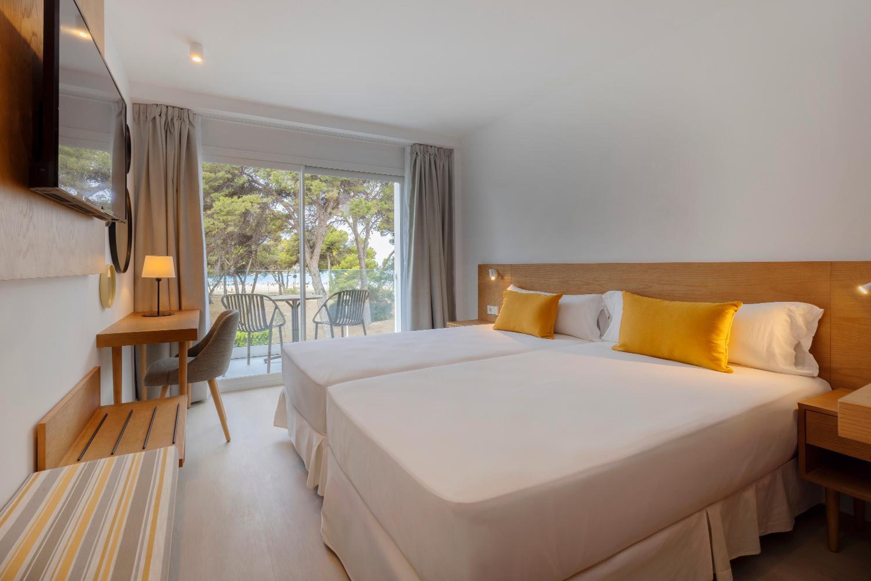Twin Room with Balcony and Beach View thumbnail 6