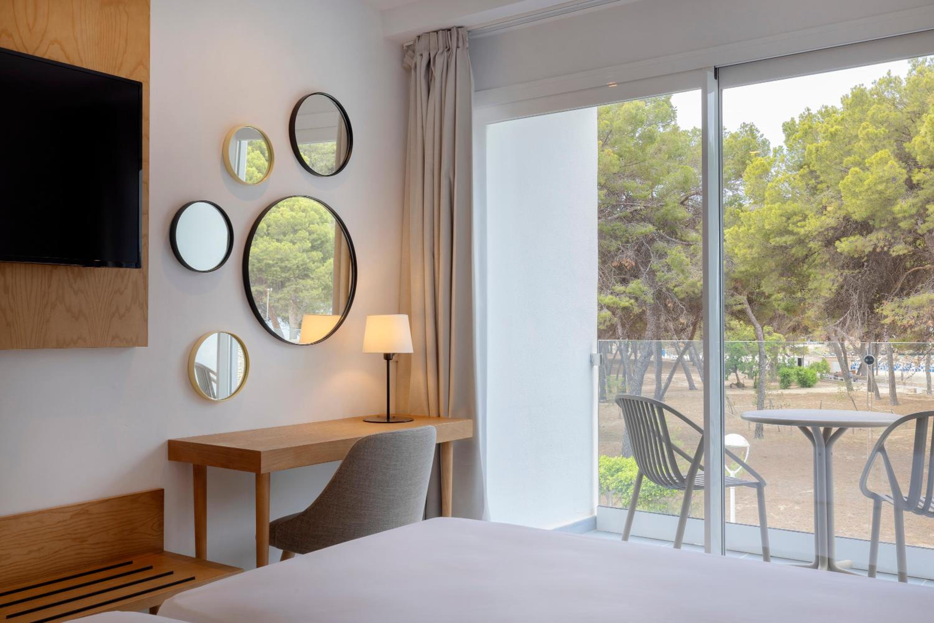 Twin Room with Balcony and Beach View thumbnail 6
