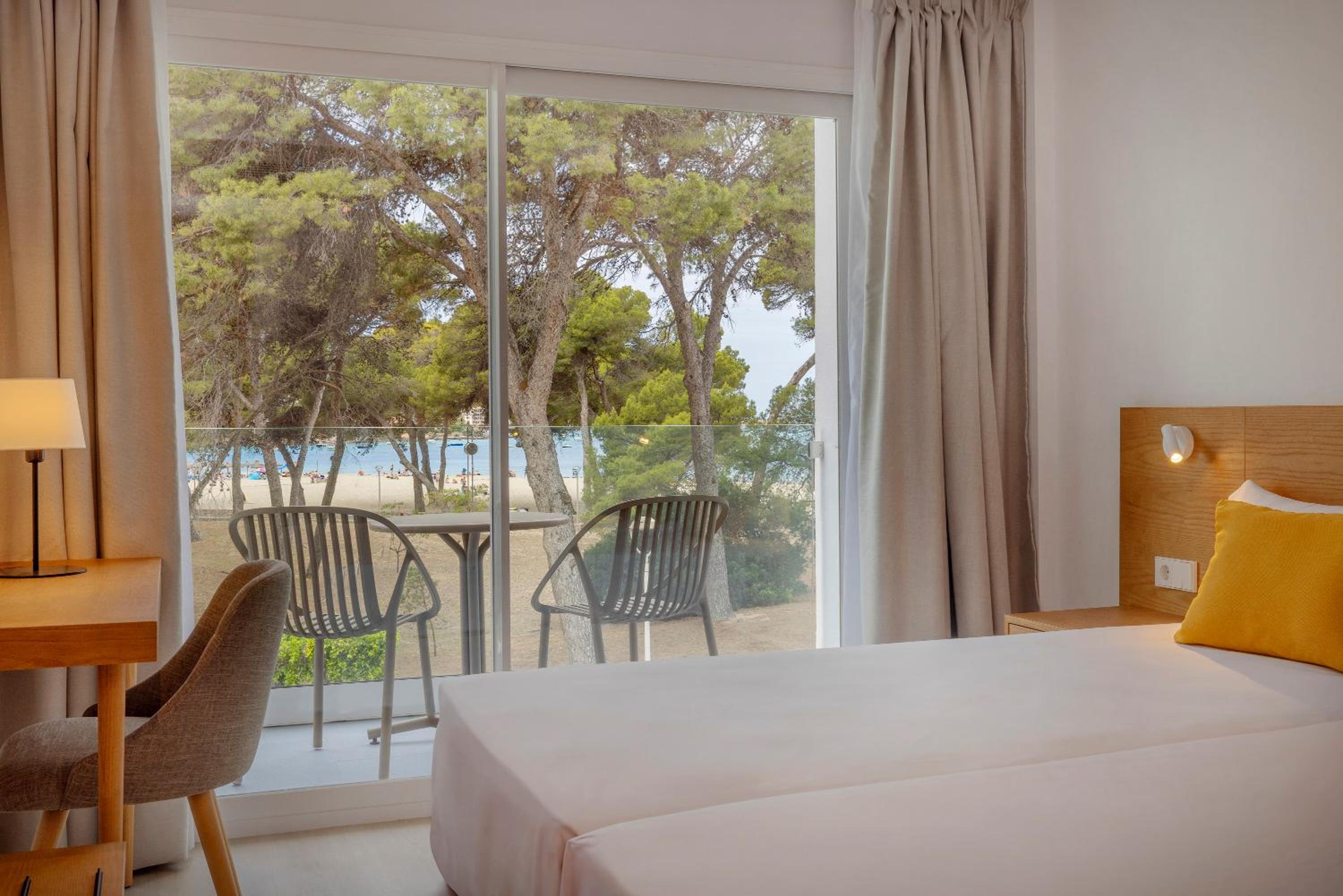 Twin Room with Balcony and Beach View thumbnail 5