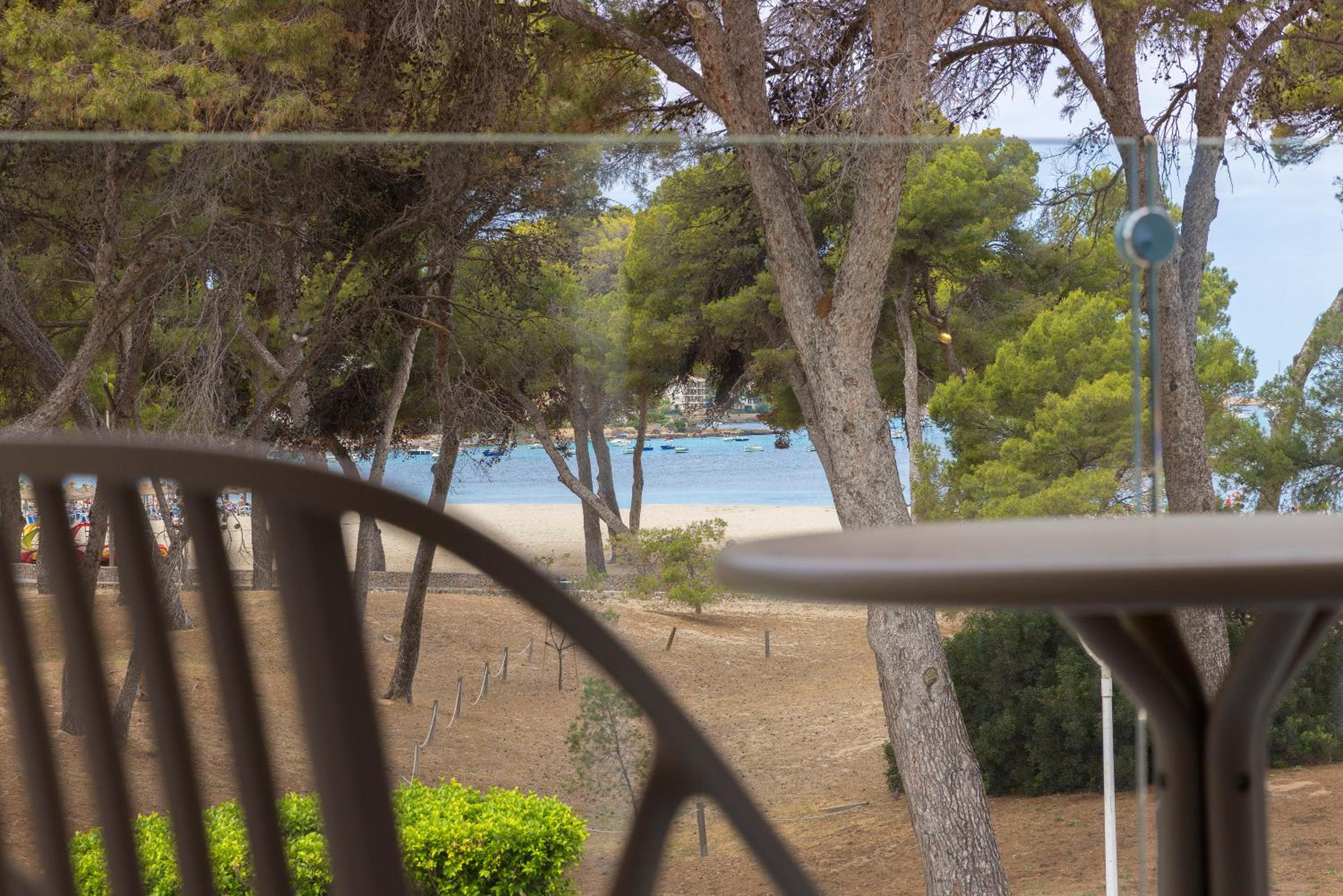 Twin Room with Balcony and Beach View thumbnail 5