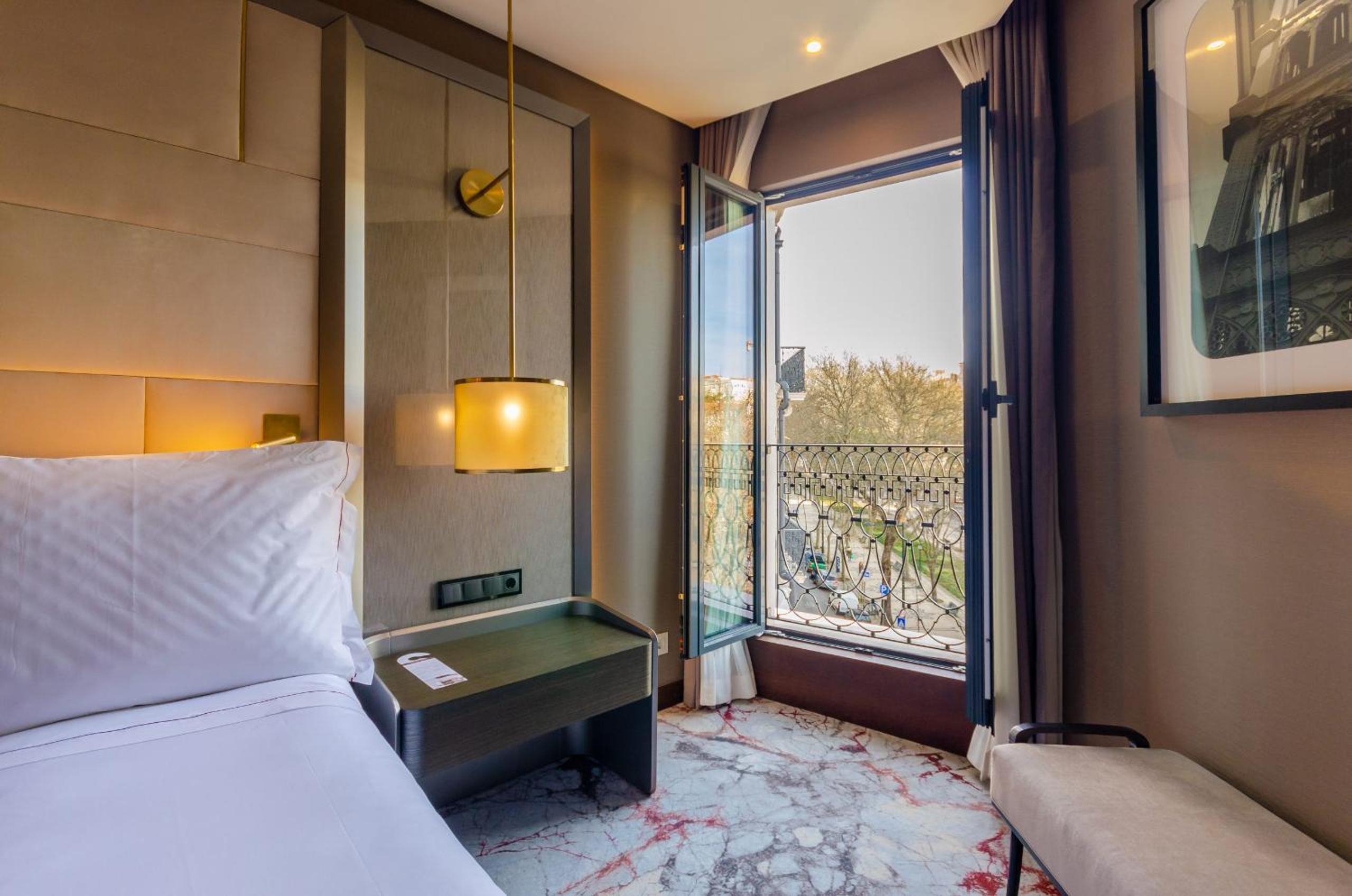 Superior Twin Room with Avenue View - Photo 13
