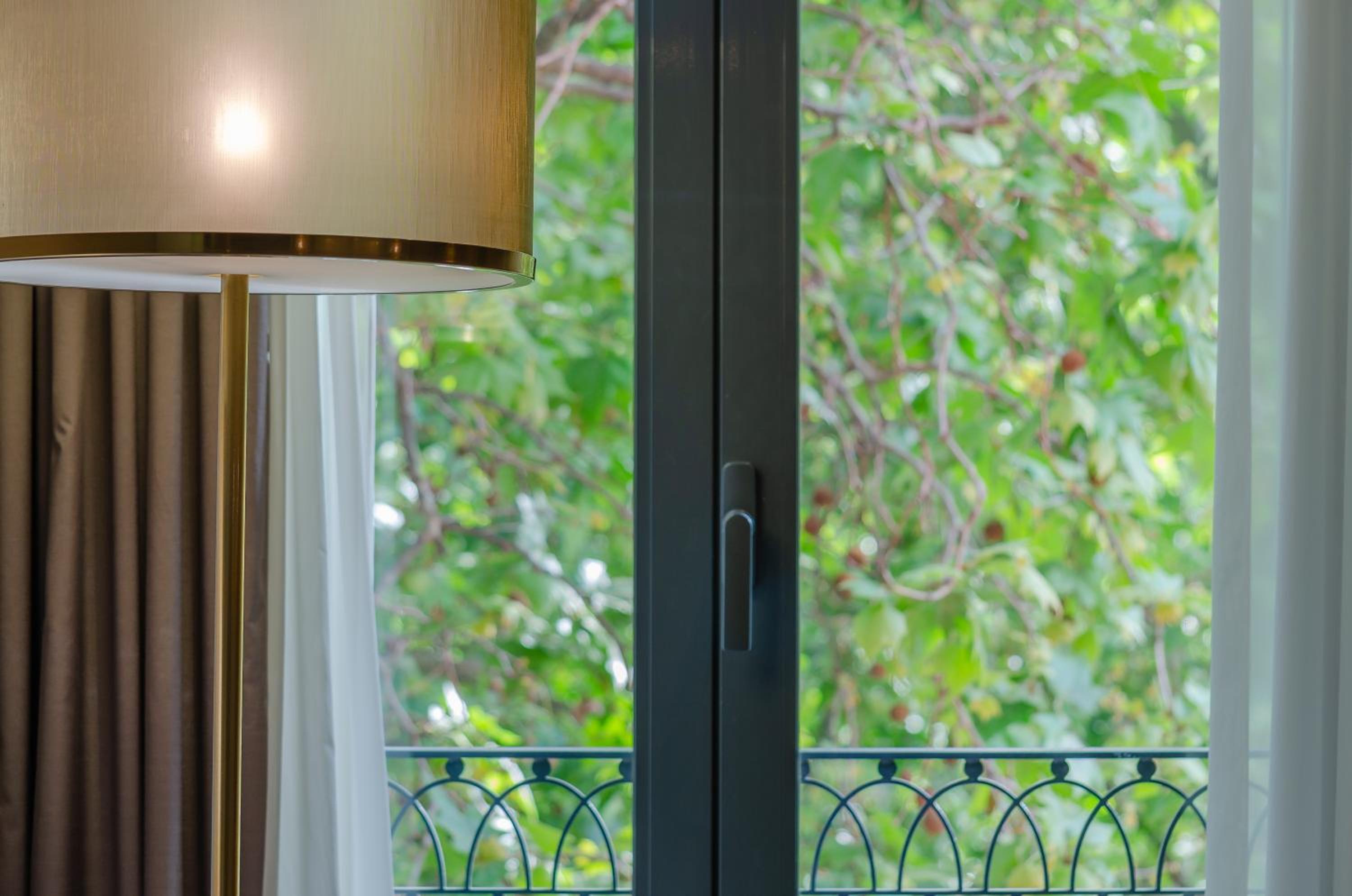 Superior Twin Room with Avenue View - Photo 14
