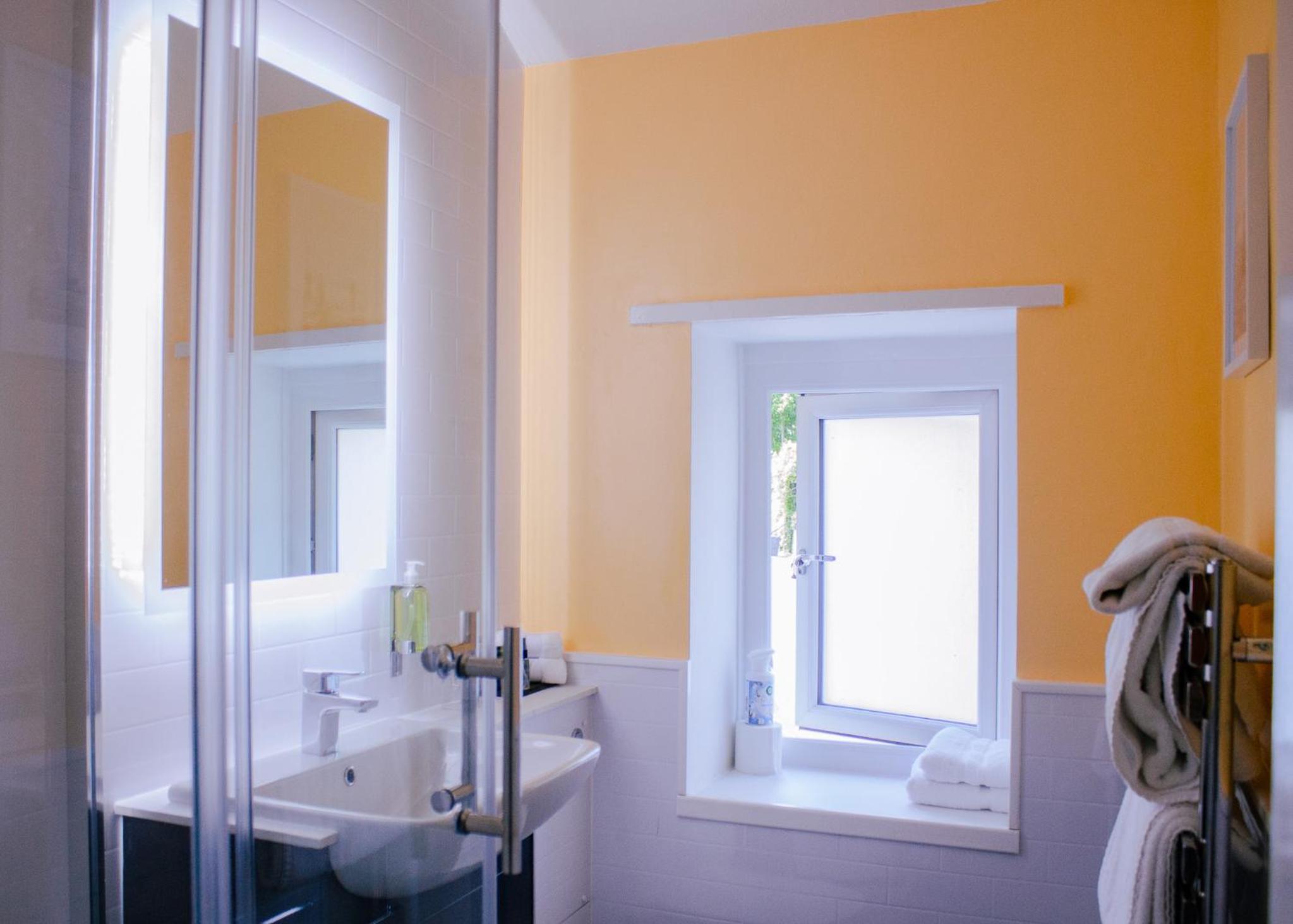 Standard King Room - Photo 17