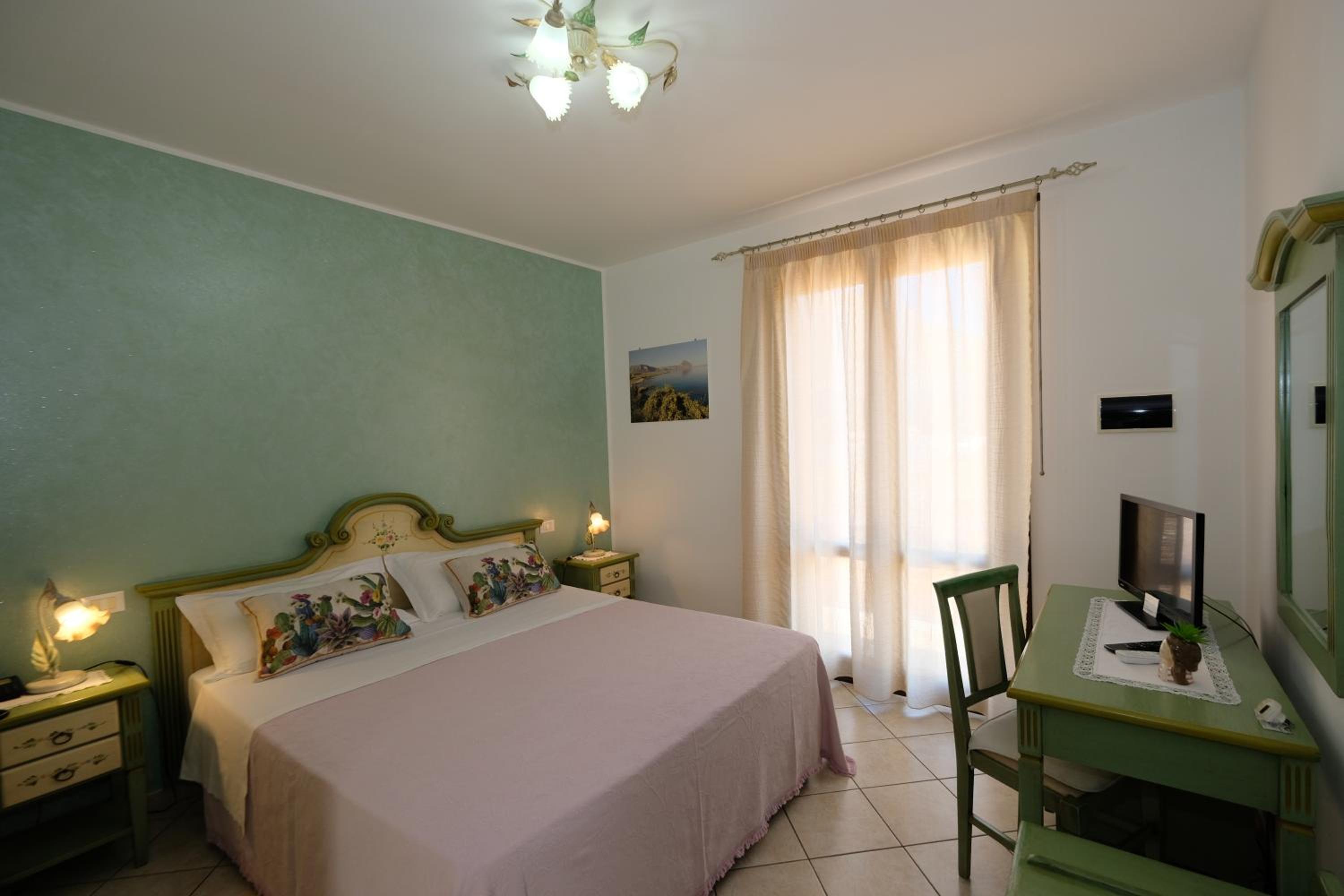 Double Room with Balcony - Photo 6