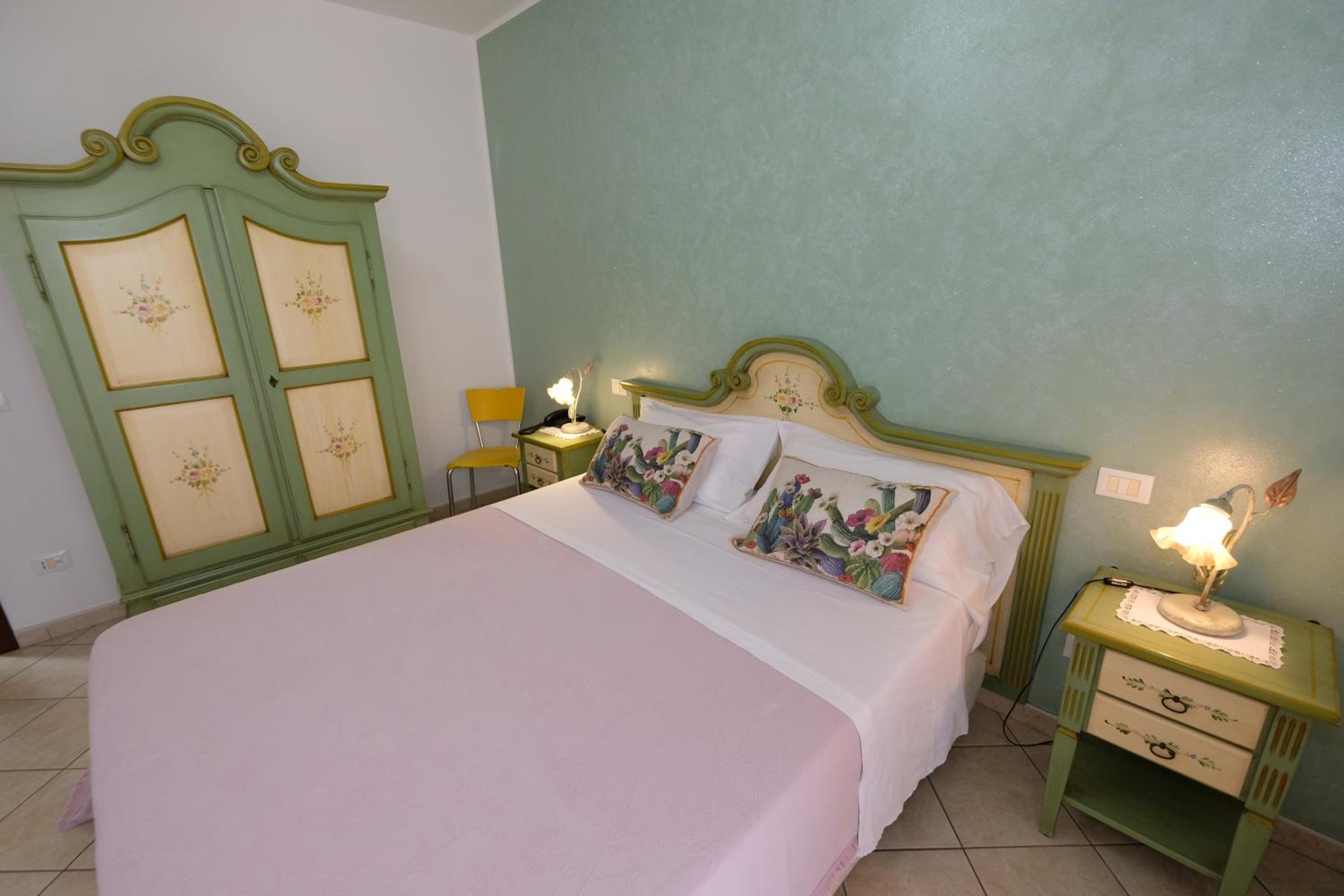 Double Room with Balcony - Photo 7