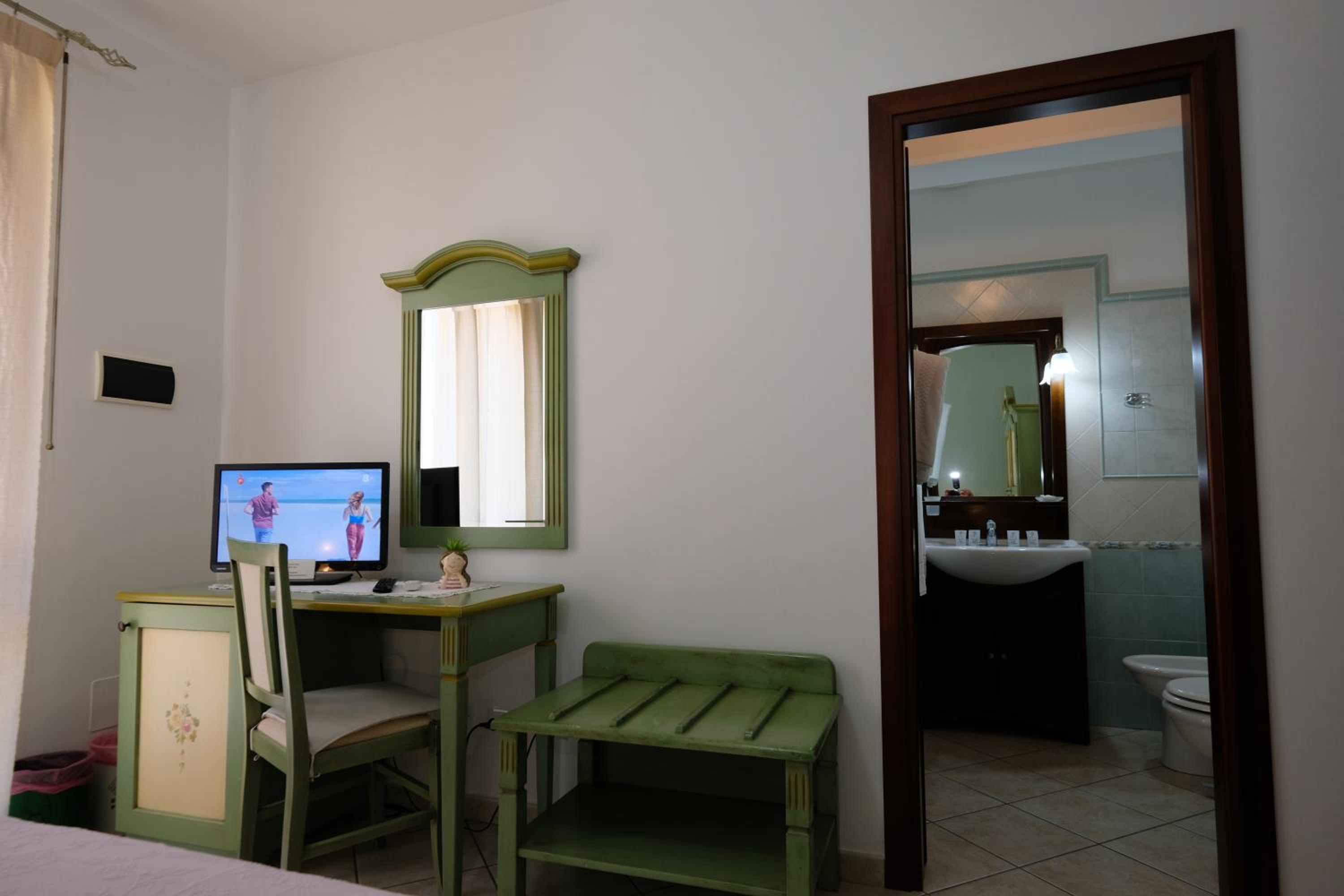 Double Room with Balcony - Photo 5