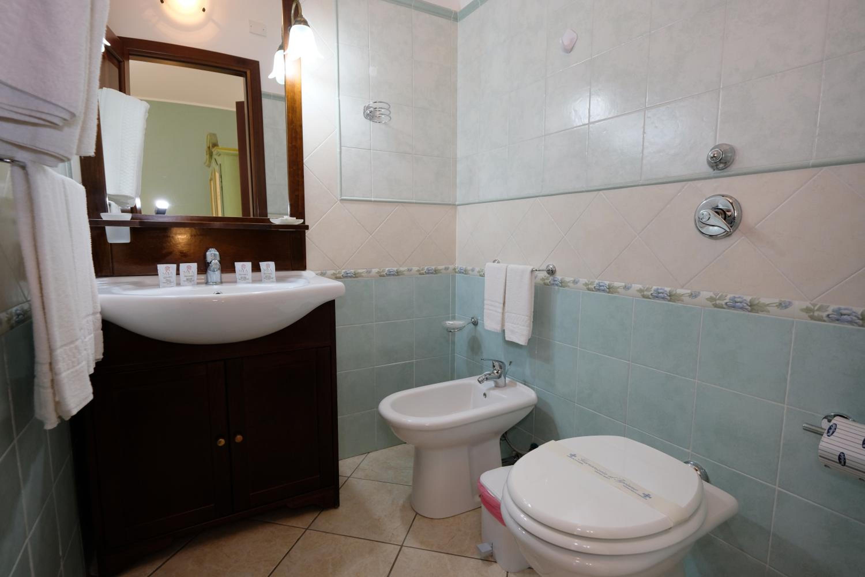 Double Room with Balcony - Photo 4