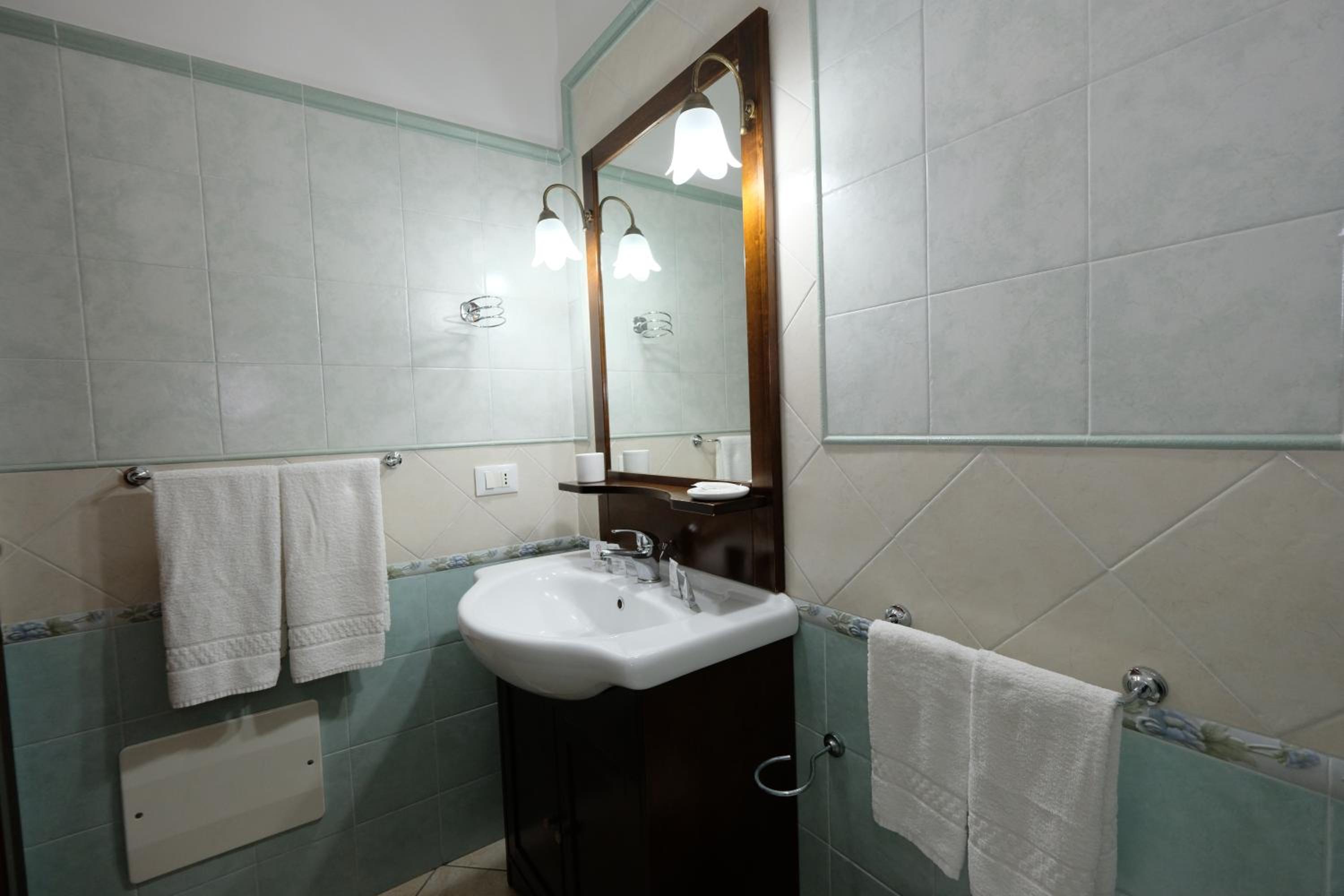 Double Room with Mountain View - Photo 6