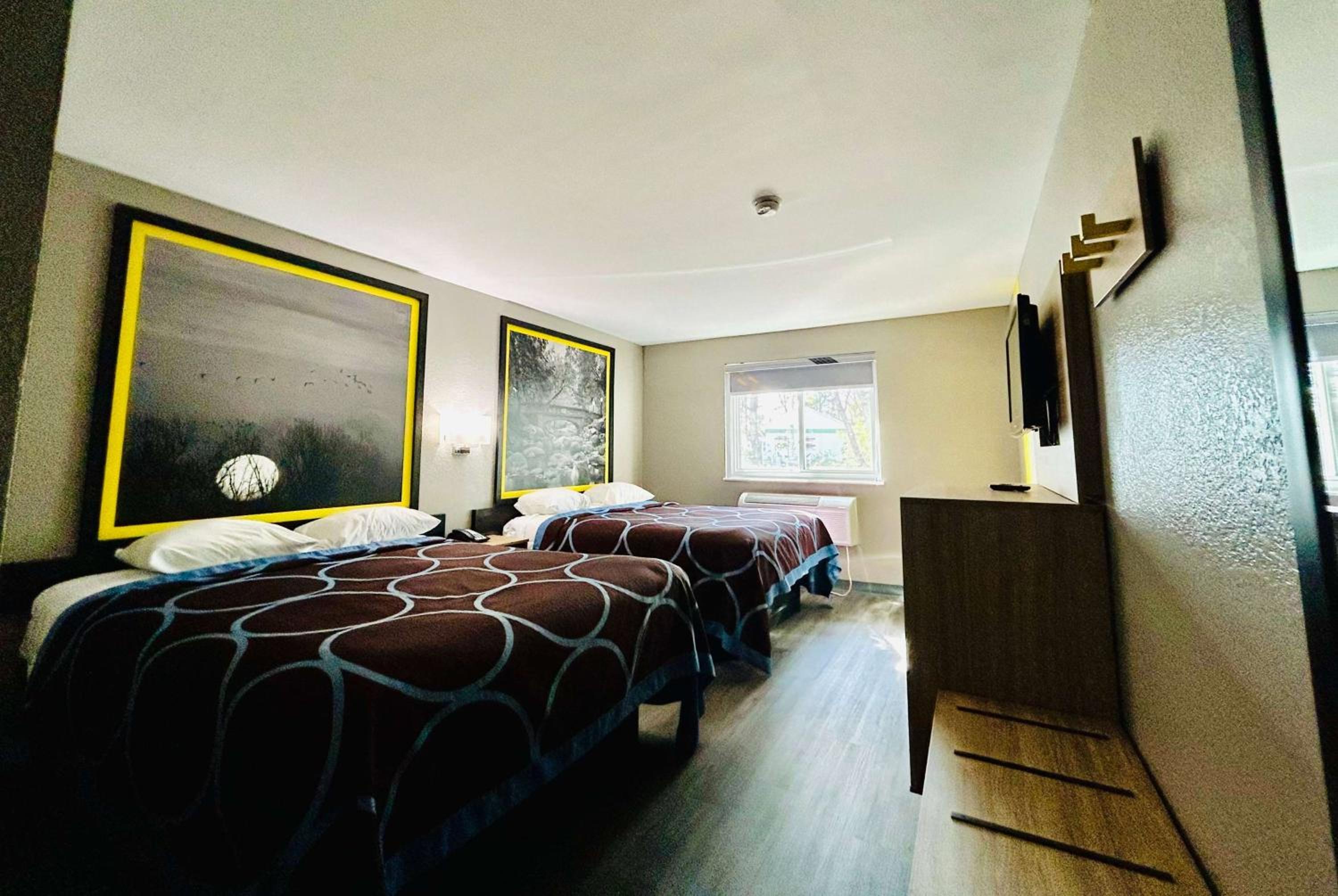 Queen Room with Two Queen Beds - Pet Friendly/Non-Smoking