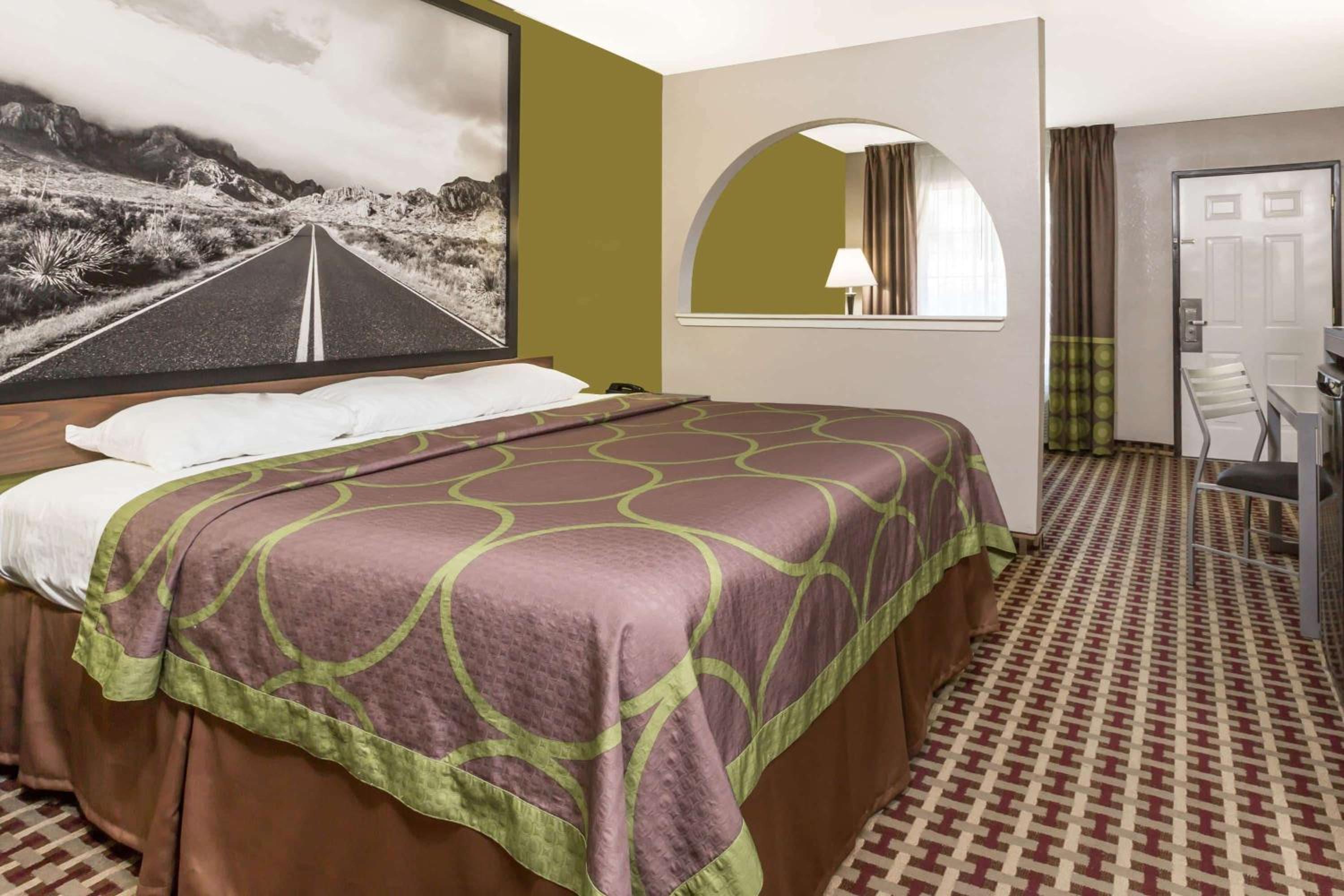 King Suite - Pet Friendly/Smoking
