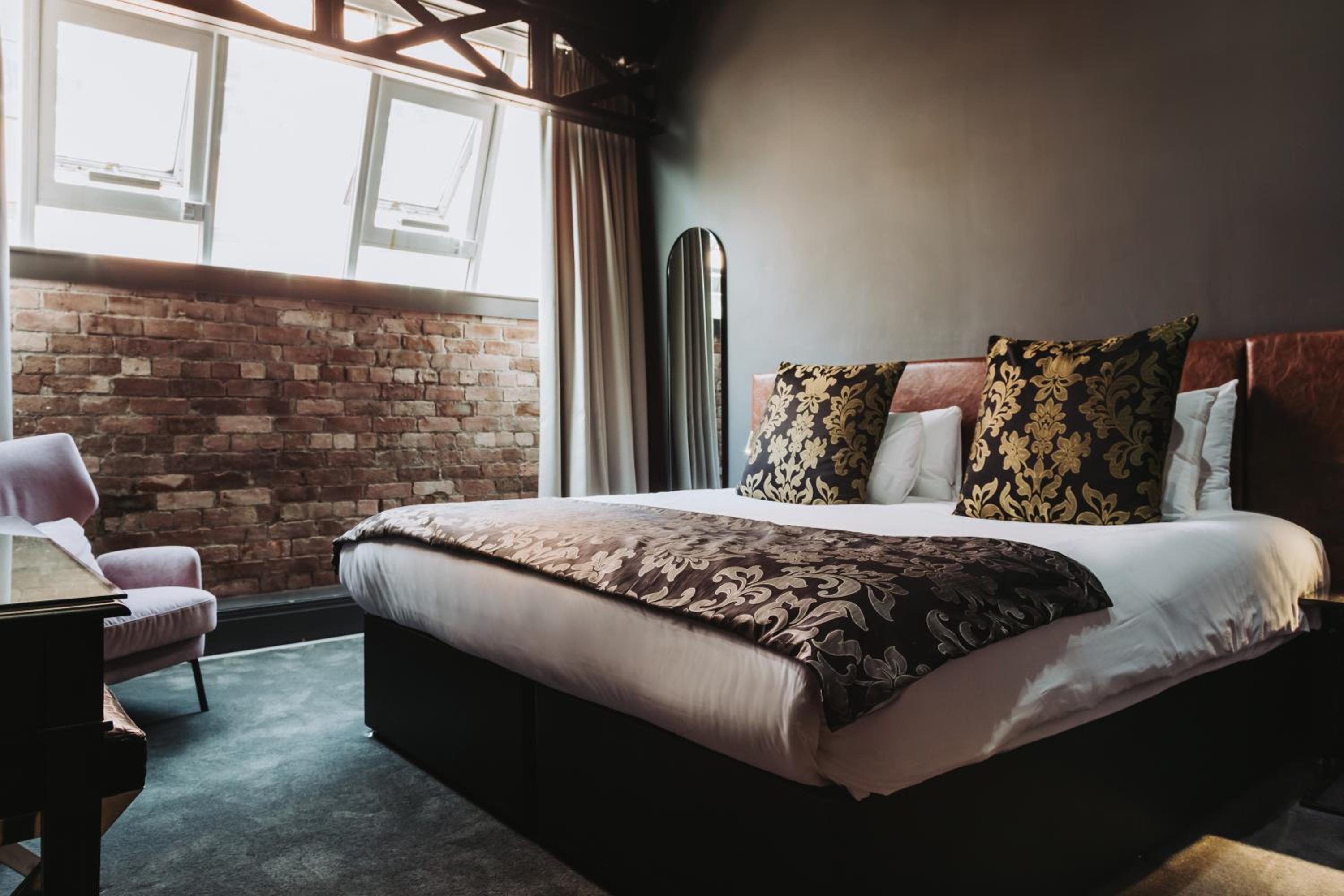 Standard King Room - Photo 16