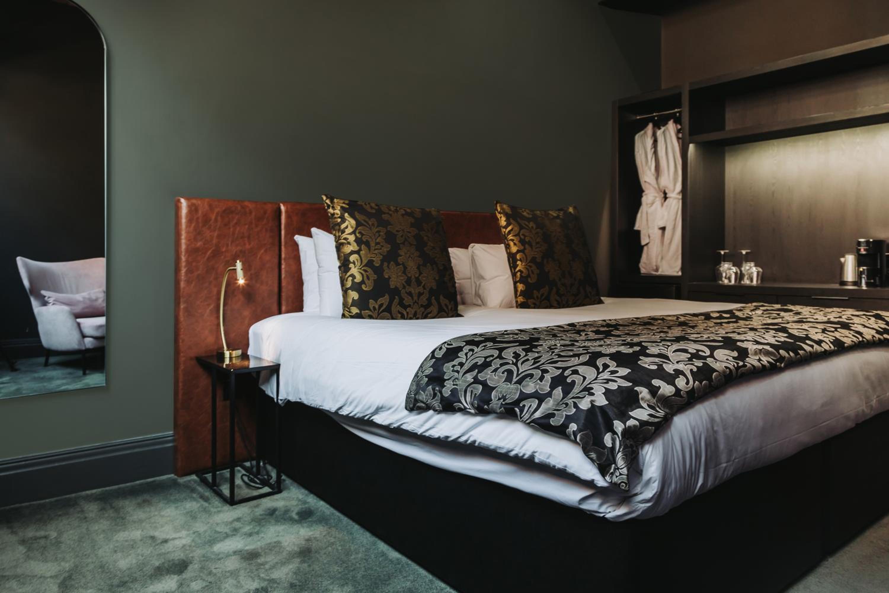 Standard King Room - Photo 17