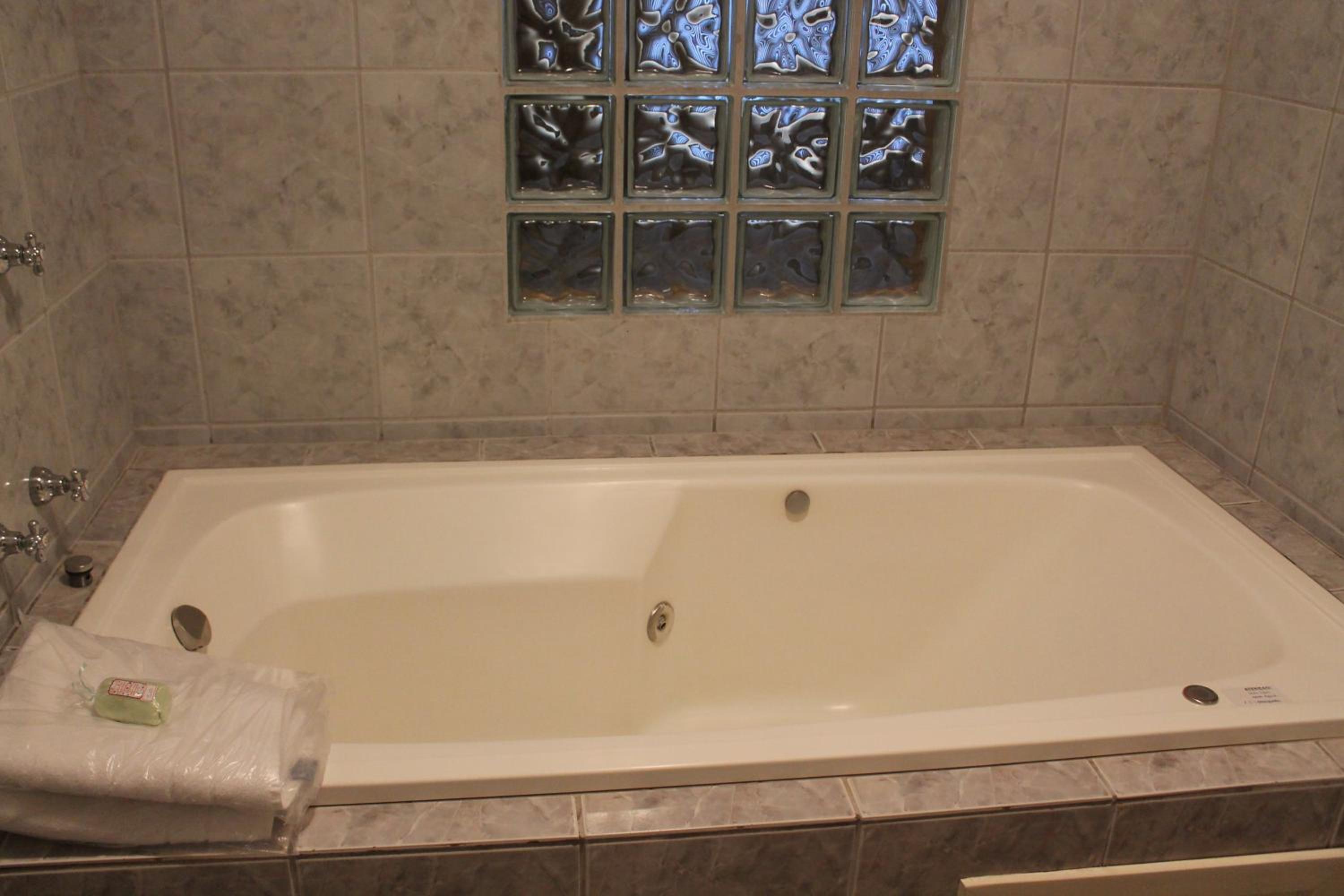 Double Room with Hot Tub - Photo 9