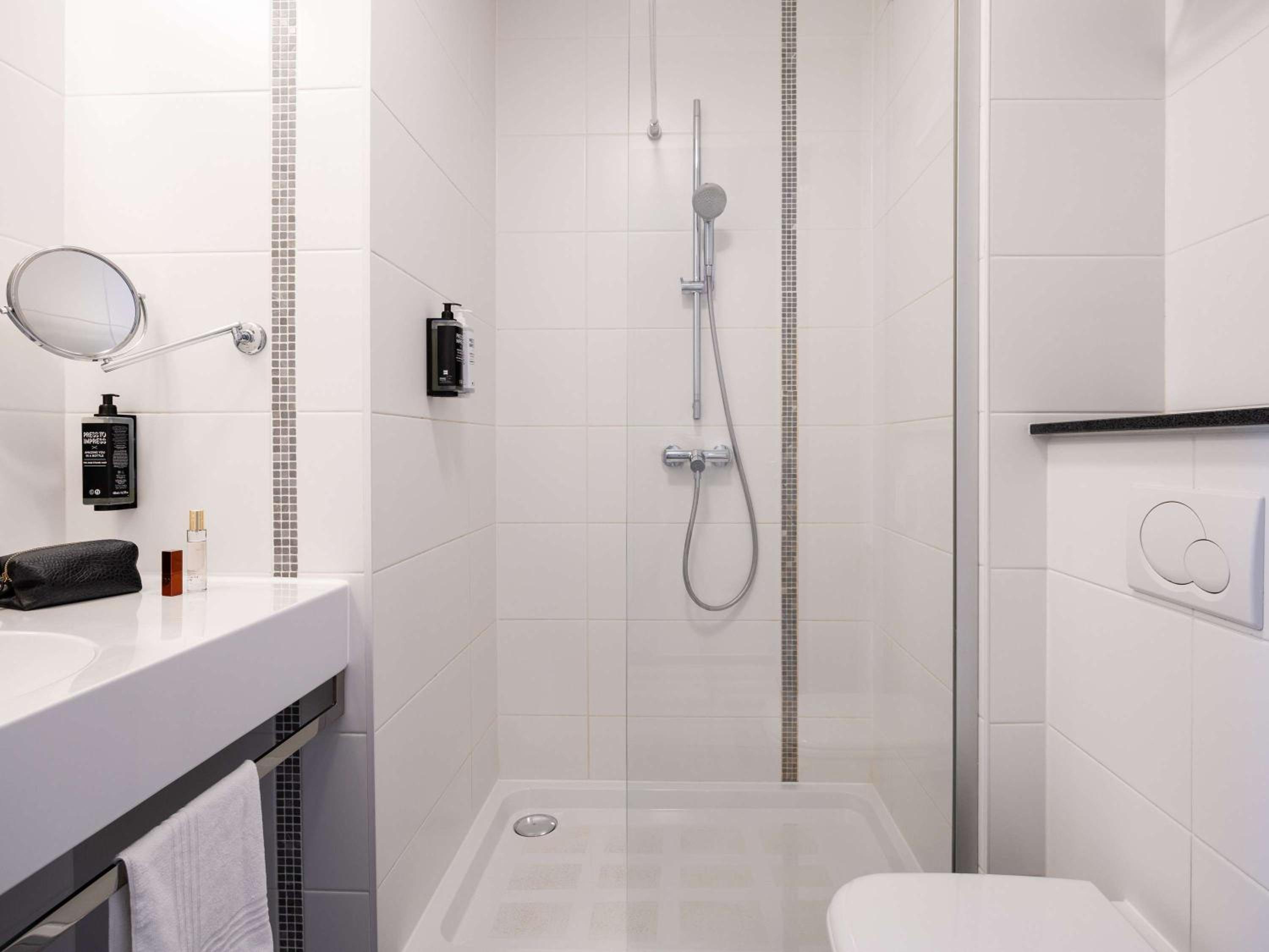 Standard Double Room thumbnail 5