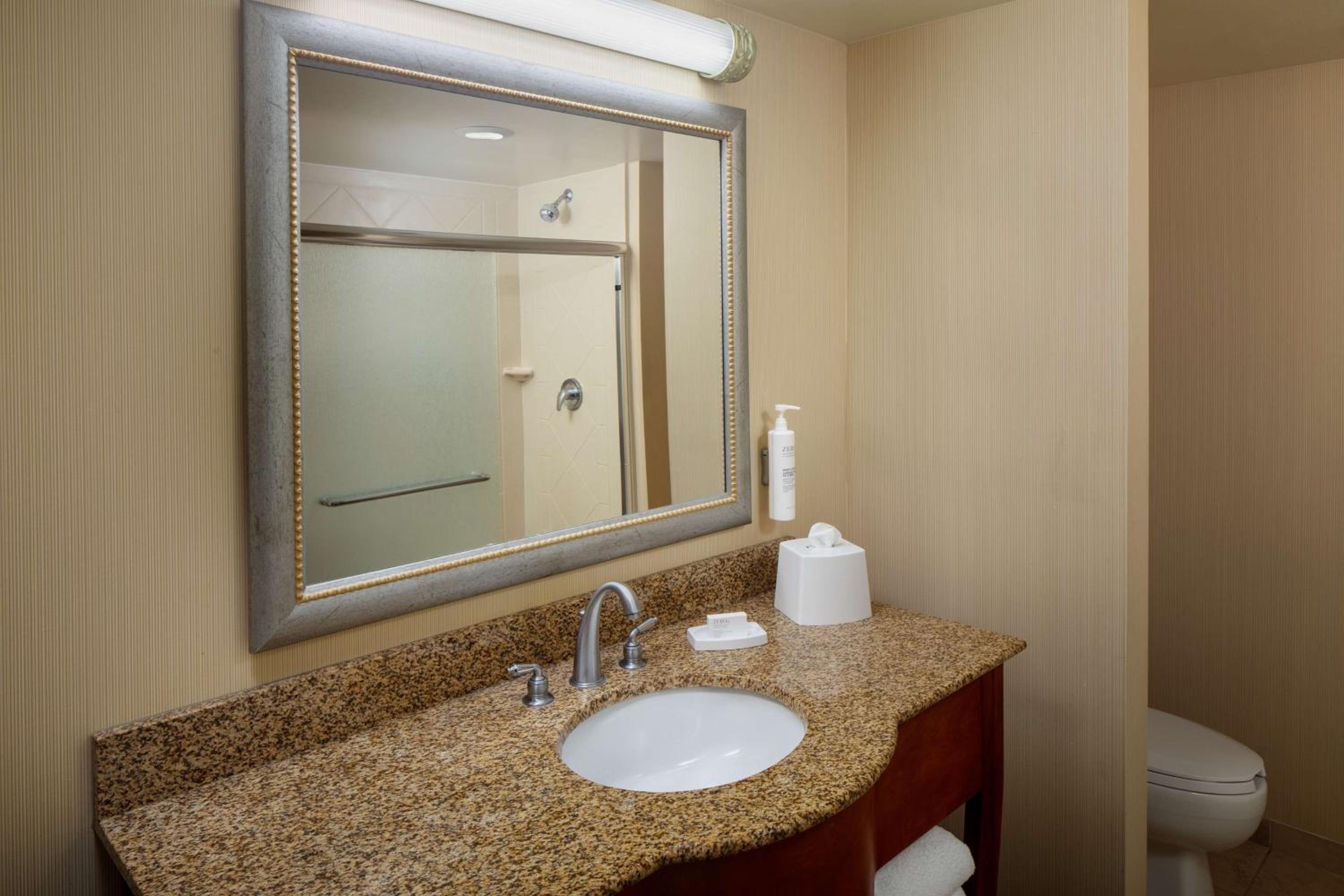 King Room with Shower - Non-Smoking - Photo 5
