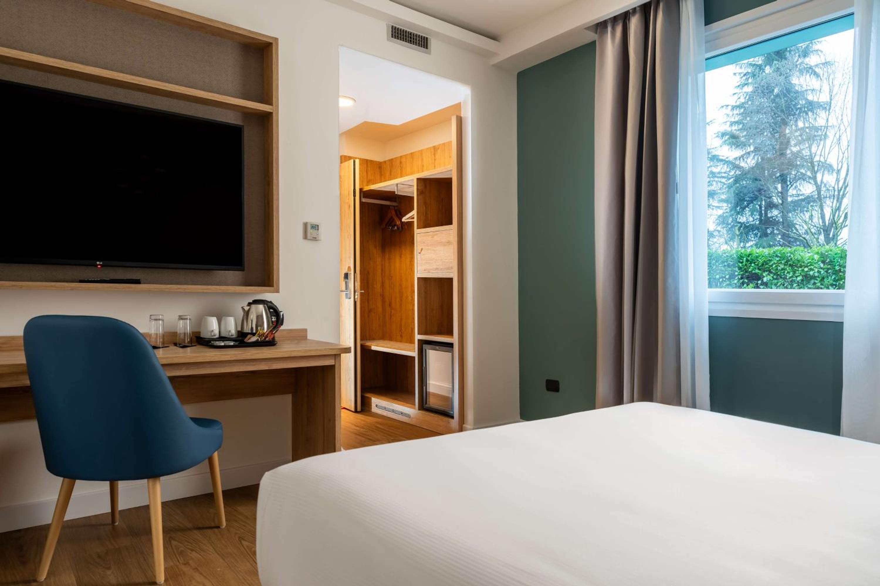 Queen Room - Accessible