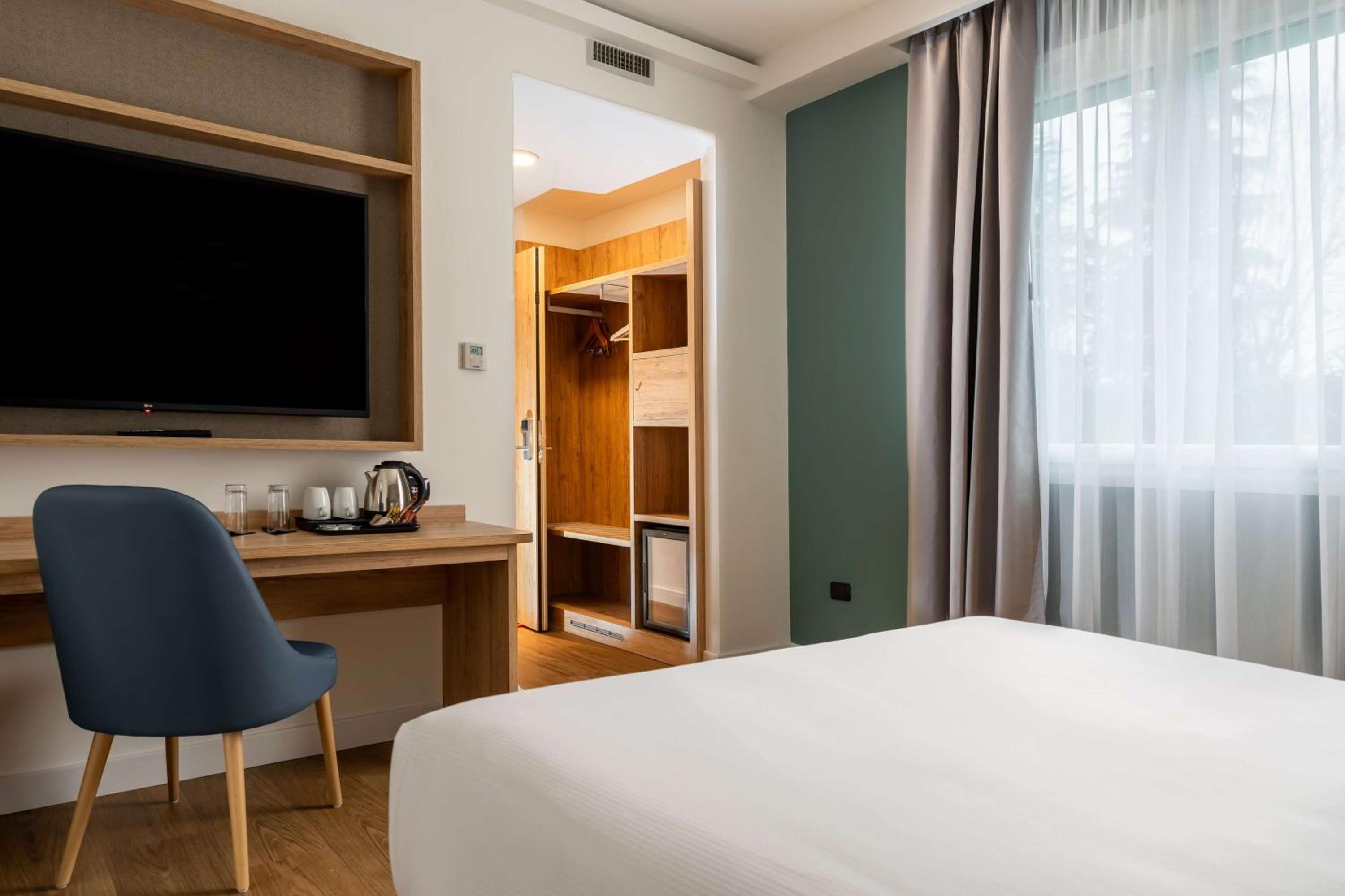 Queen Room - Accessible