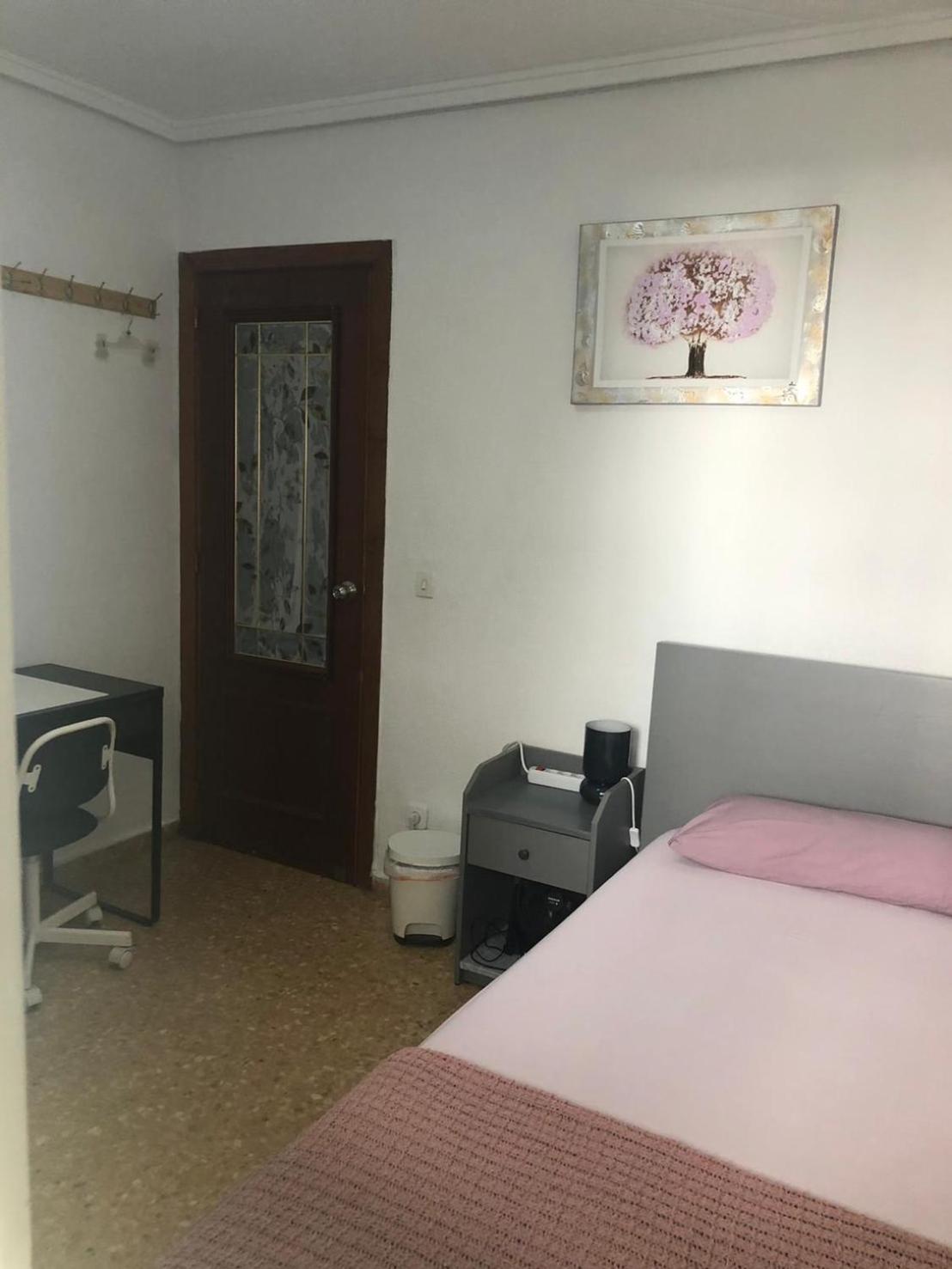 Habitación Individual con Baño y Aseo Compartidos
