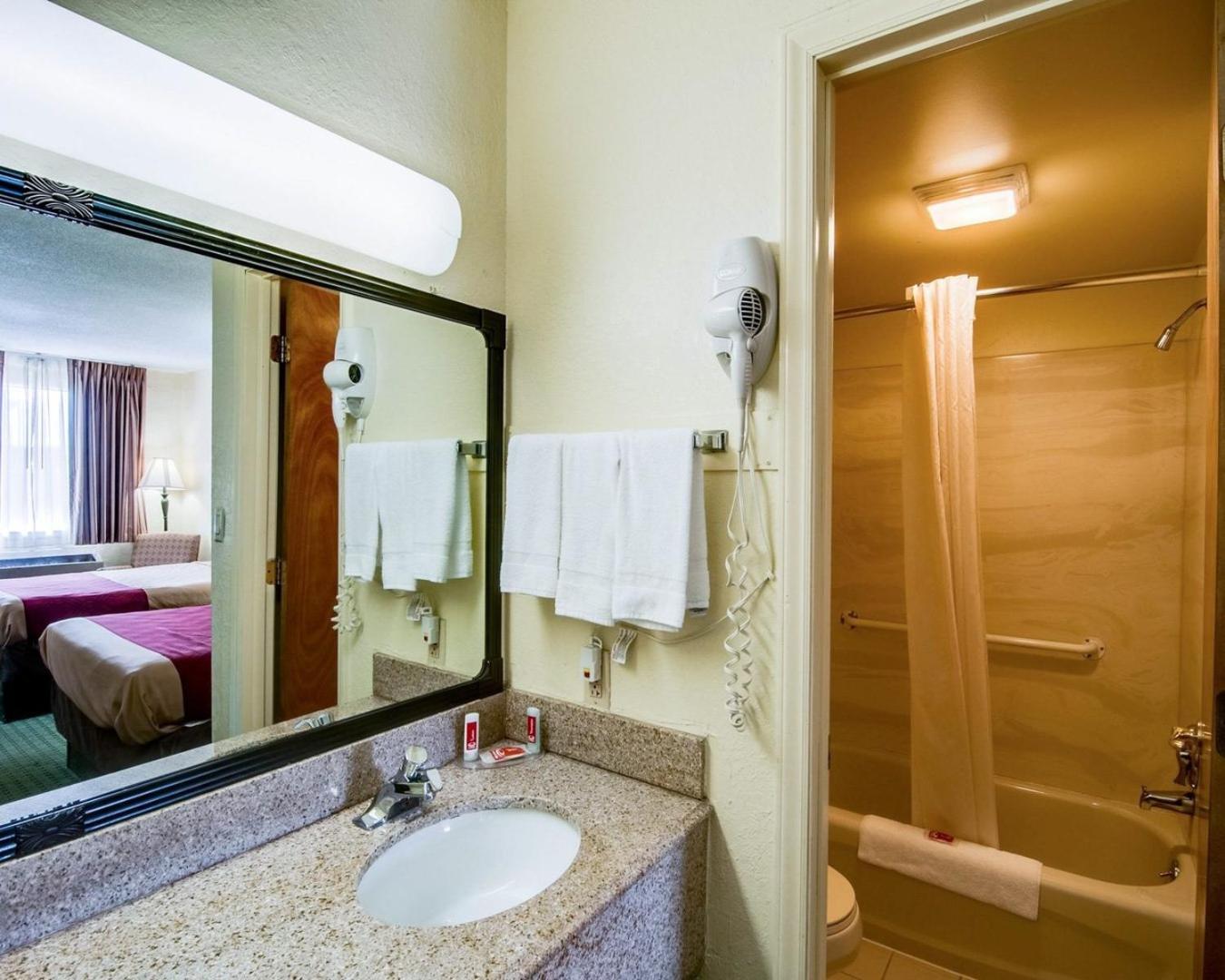 King Room - Non-Smoking - Photo 2