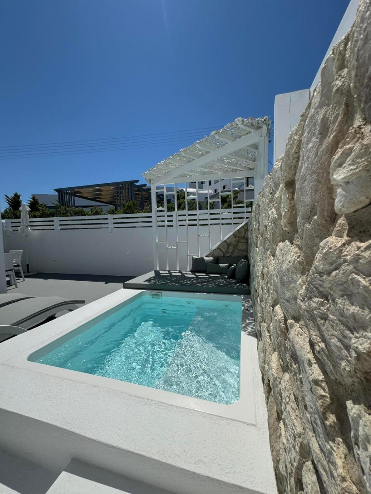 Suite with Outdoor Hot Tub - Photo 4