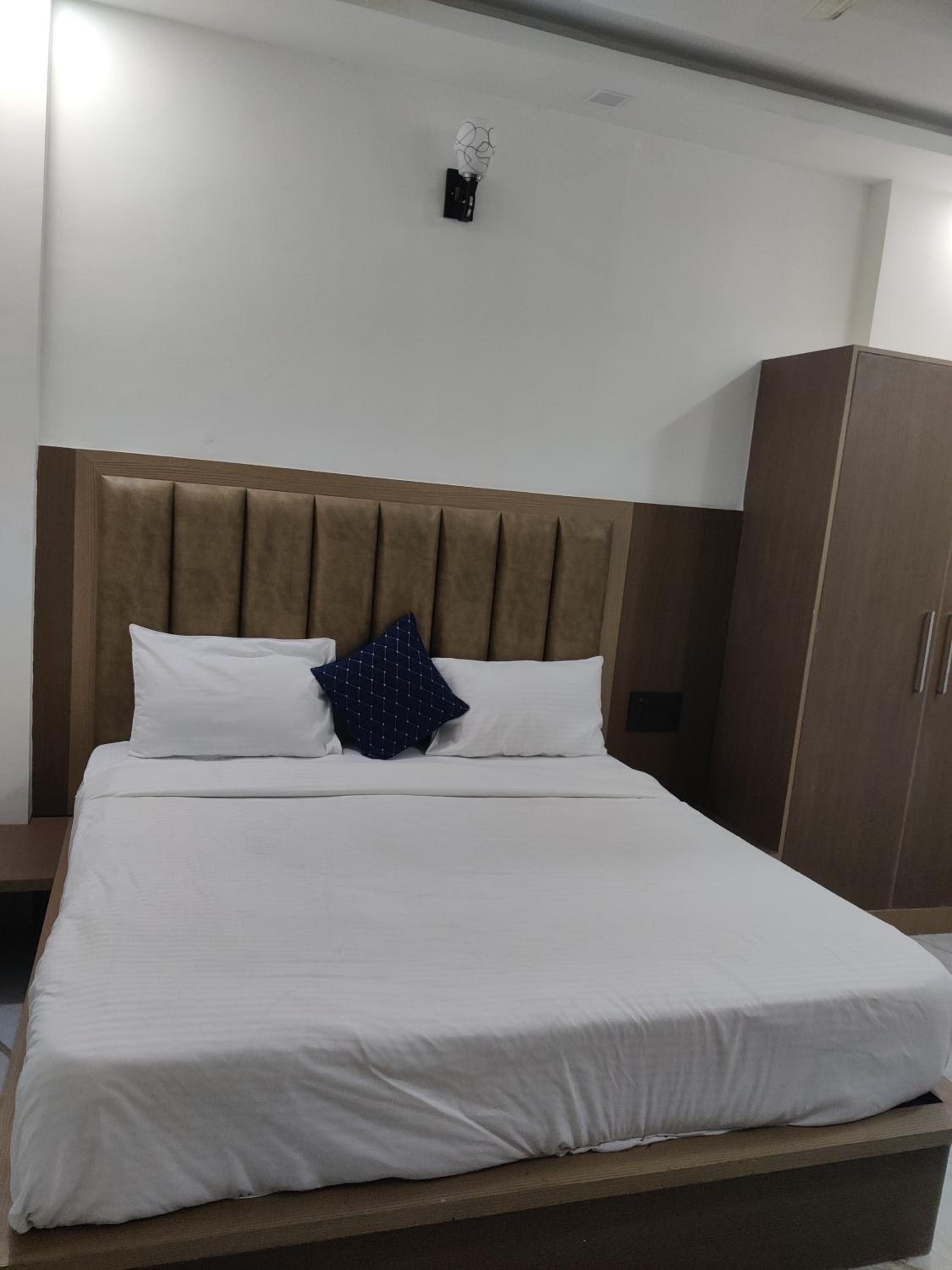 Deluxe Double Room (2 Adults + 1 Child)