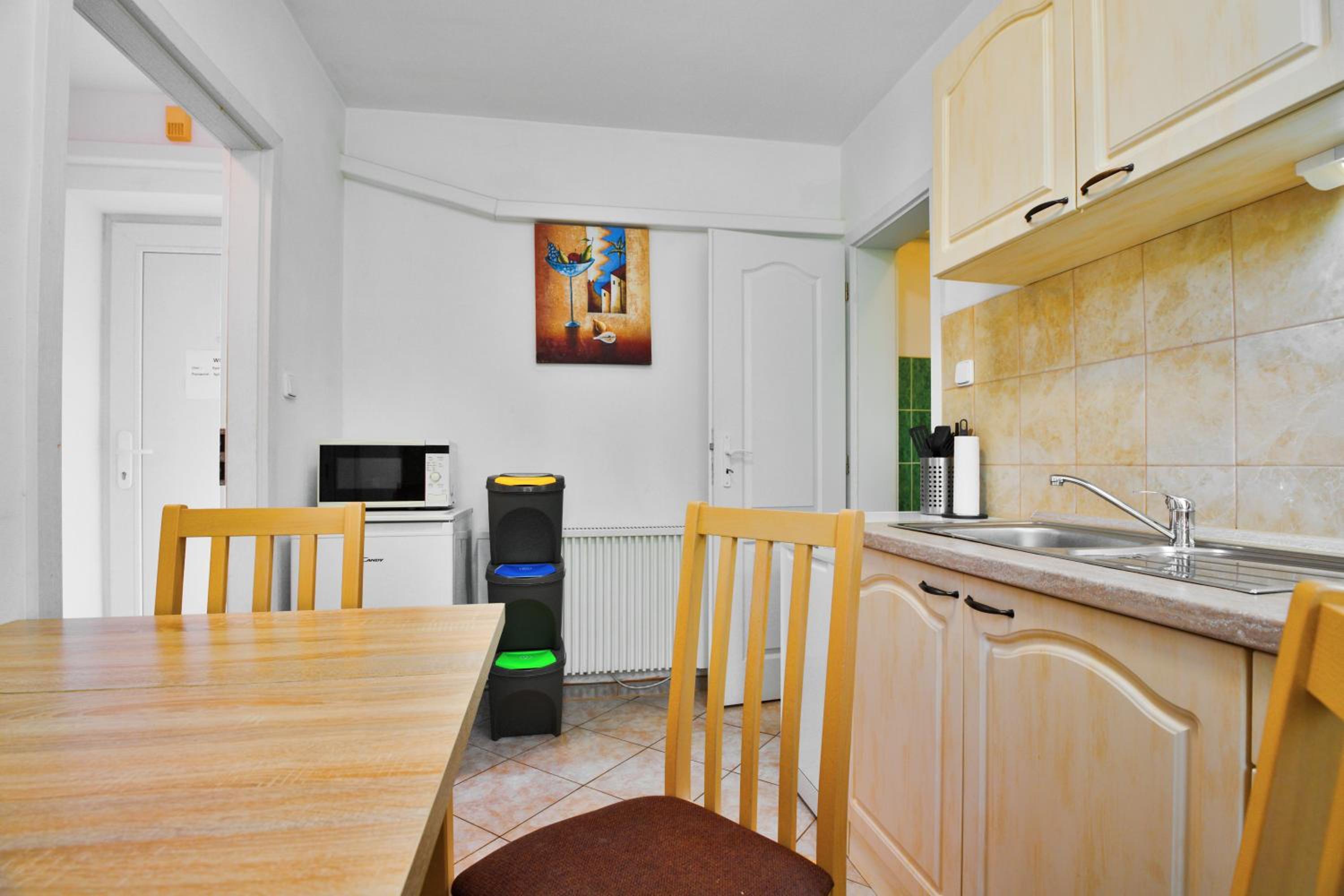 Apartment with Balcony - Photo 3